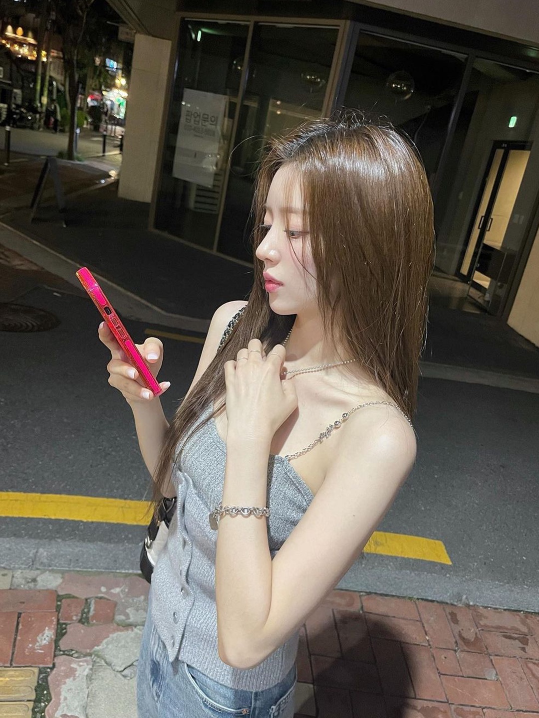 (W) Loewe Anagram Tank Top in Cotton Grey Melange, Porta Basic Halter Sleeveless Top Grey 착용 스타일 - 2