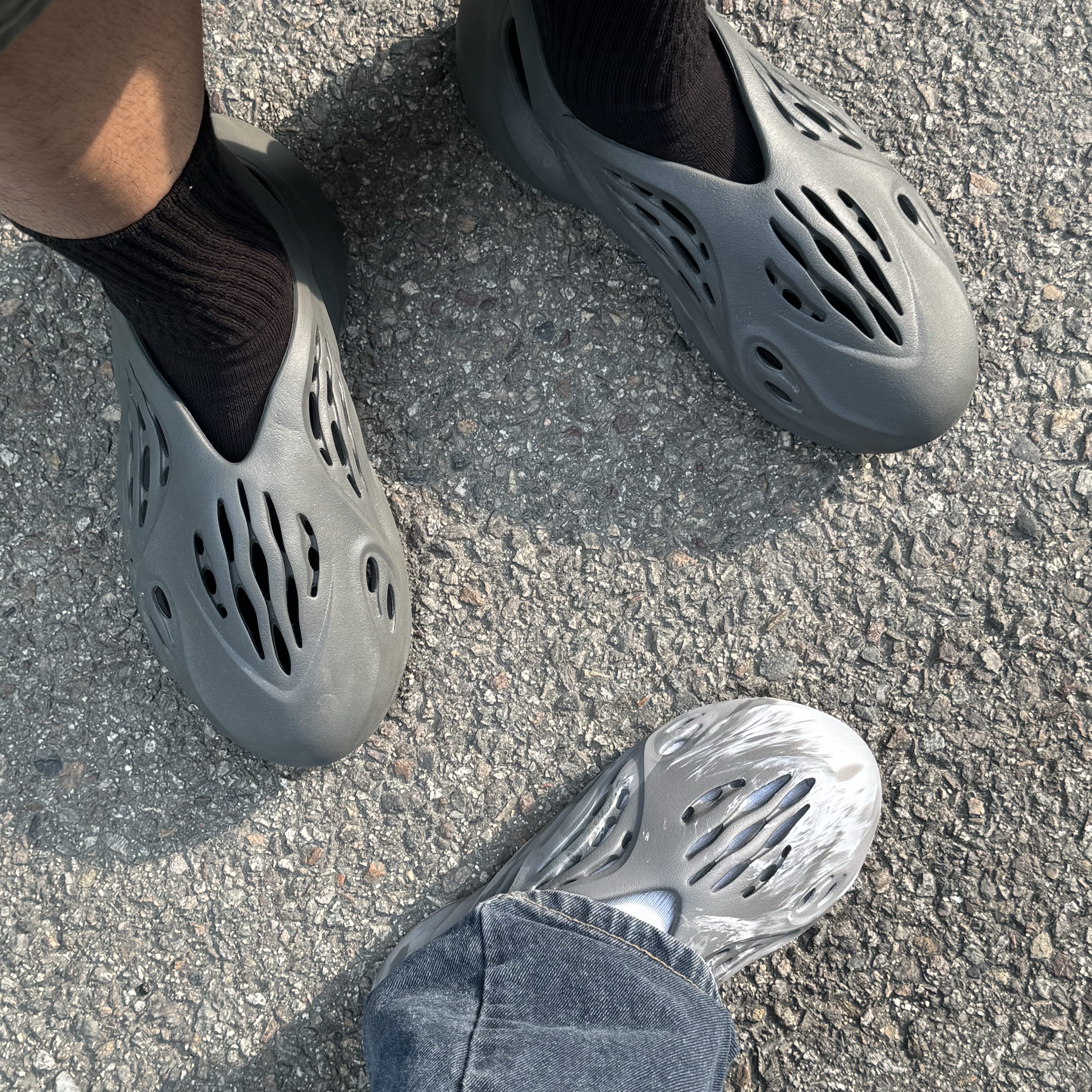 Adidas Yeezy Foam RNNR Carbon 착용 스타일