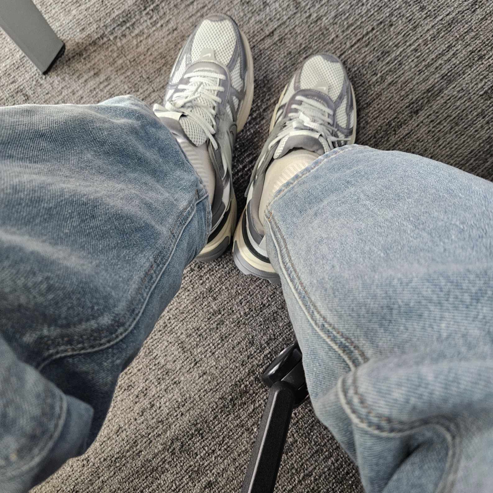 Nike V2K Run Pure Platinum Wolf Grey 착용 스타일