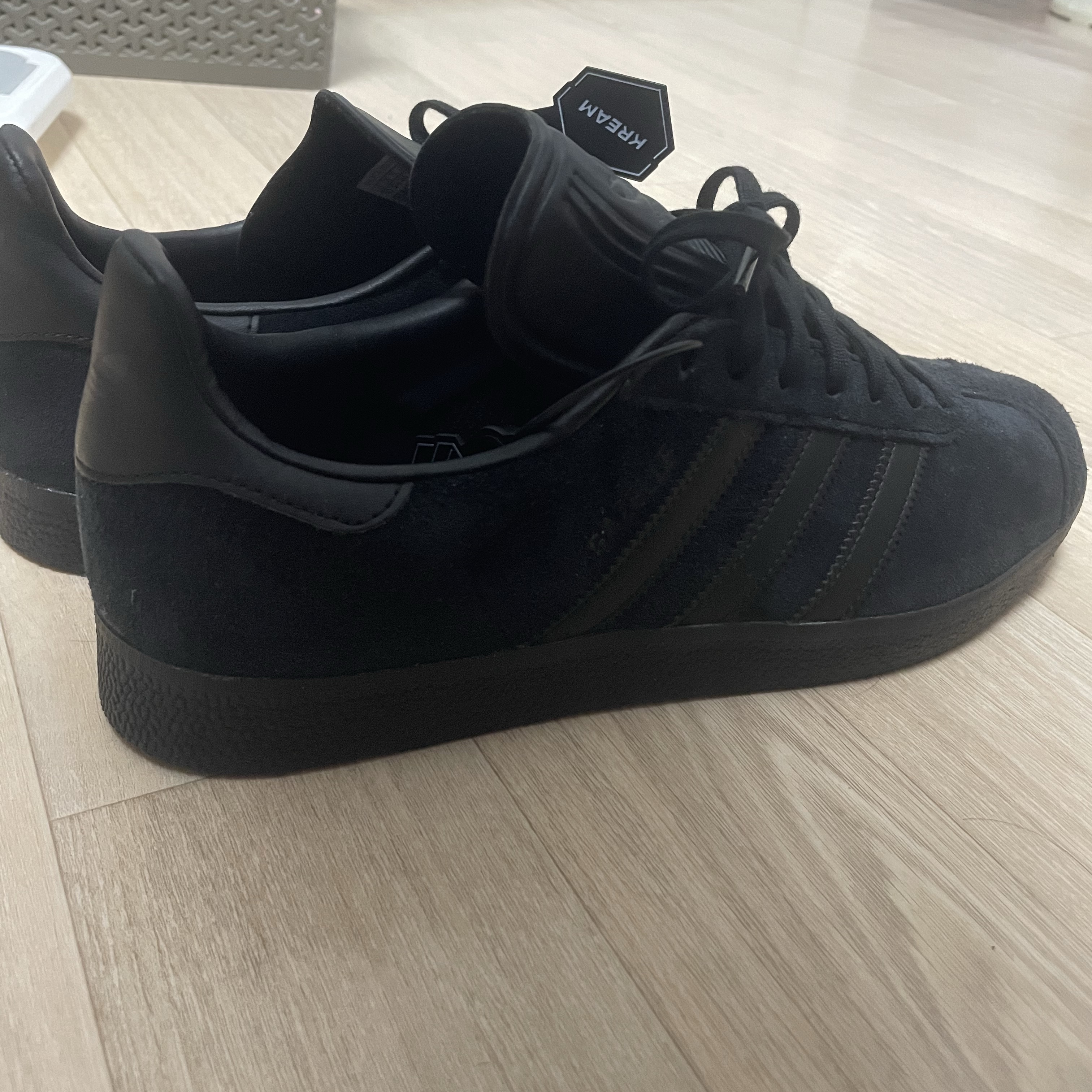 Adidas Gazelle Triple Black 착용 스타일 - 2