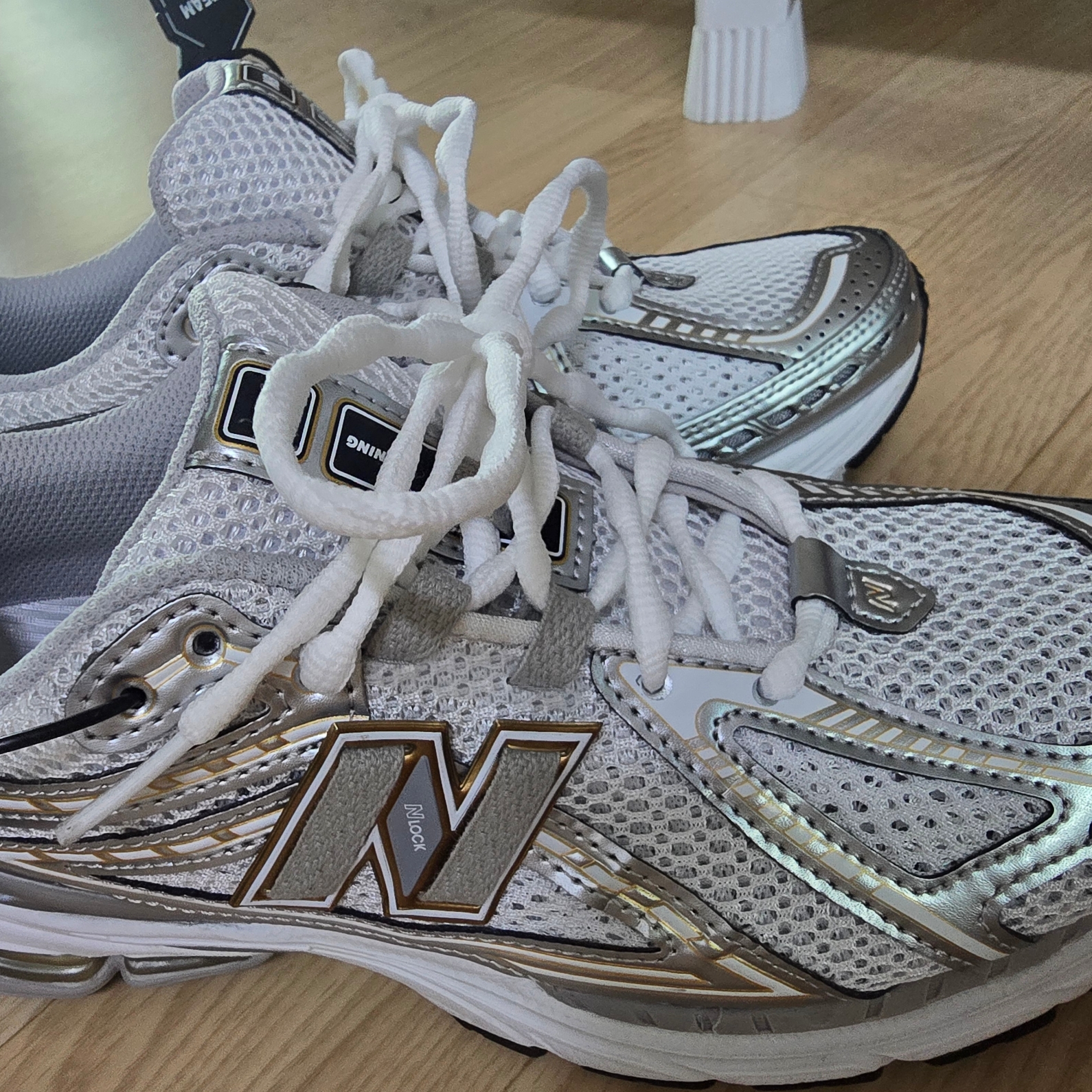 New Balance 1906R White Metallic Silver 착용 스타일