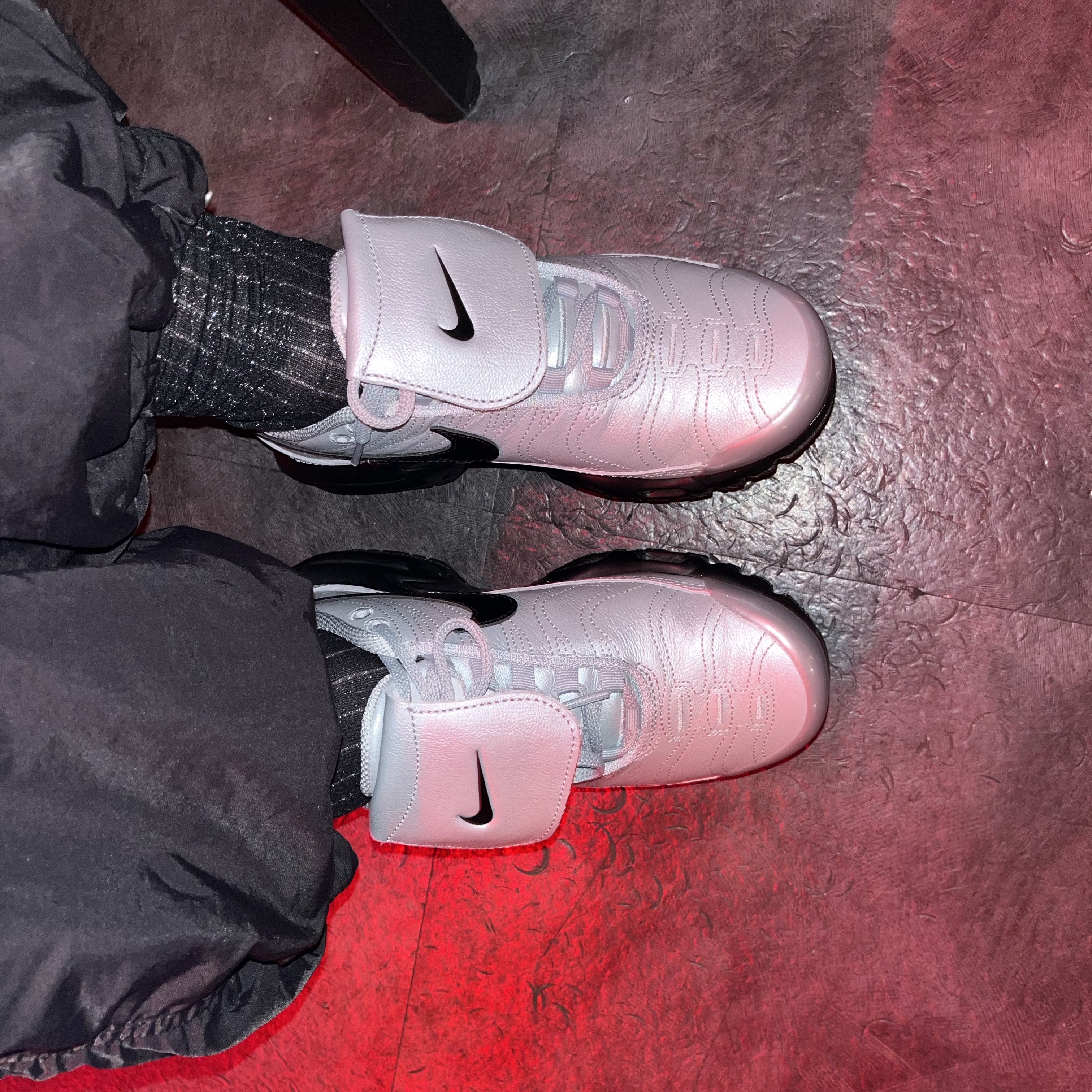 Nike Air Max Plus TNPO Wolf Grey and Black 착용 스타일 - 2