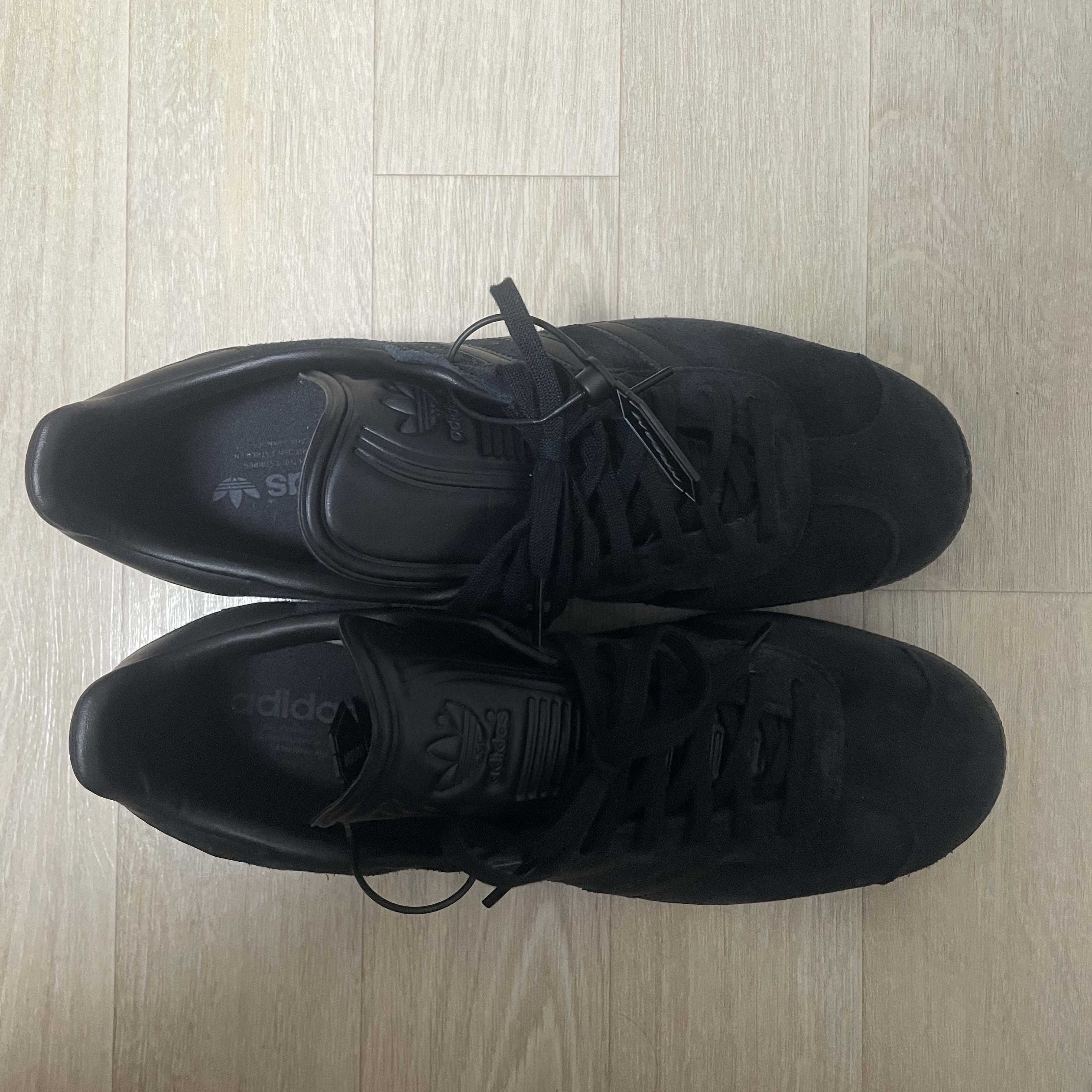 Adidas Gazelle Triple Black 착용 스타일 - 1