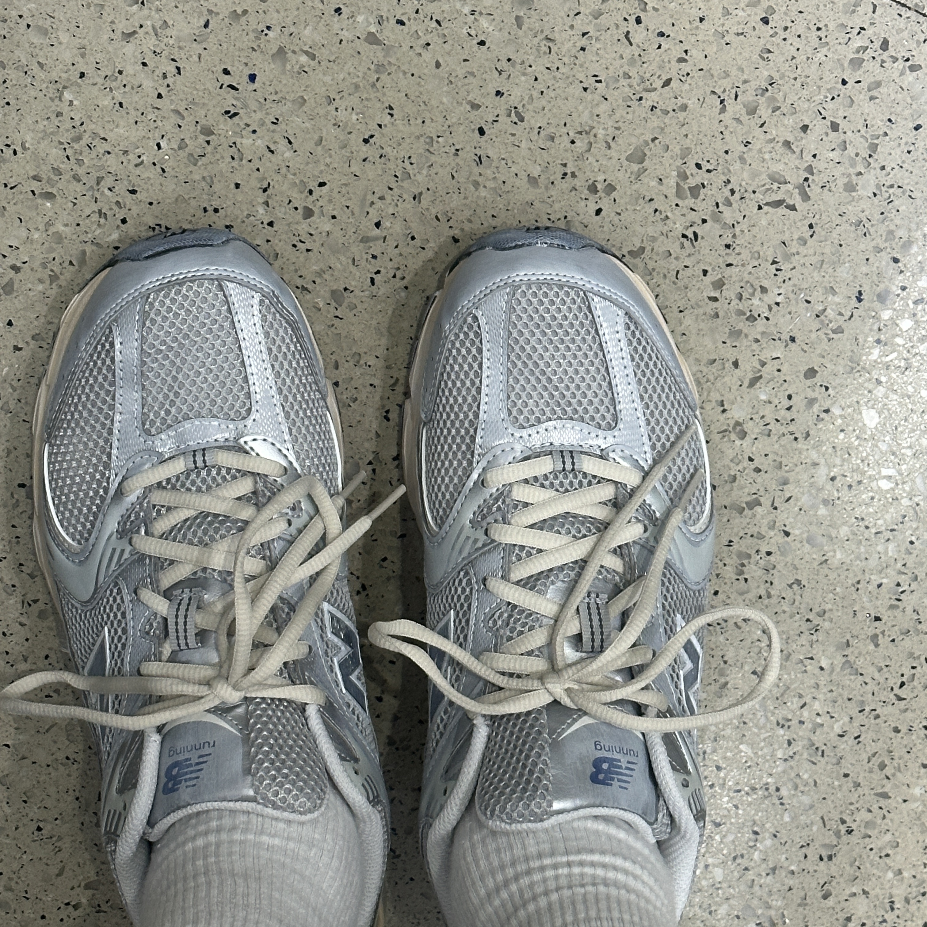 New Balance 530 Vintage Metallic Silver 착용 스타일 - 2