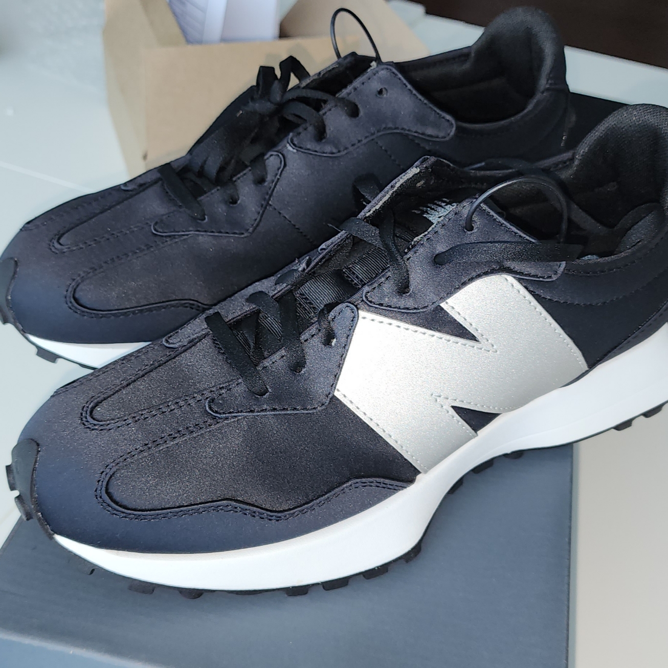 (W) New Balance 327 Black Gunmetal 착용 스타일 - 3