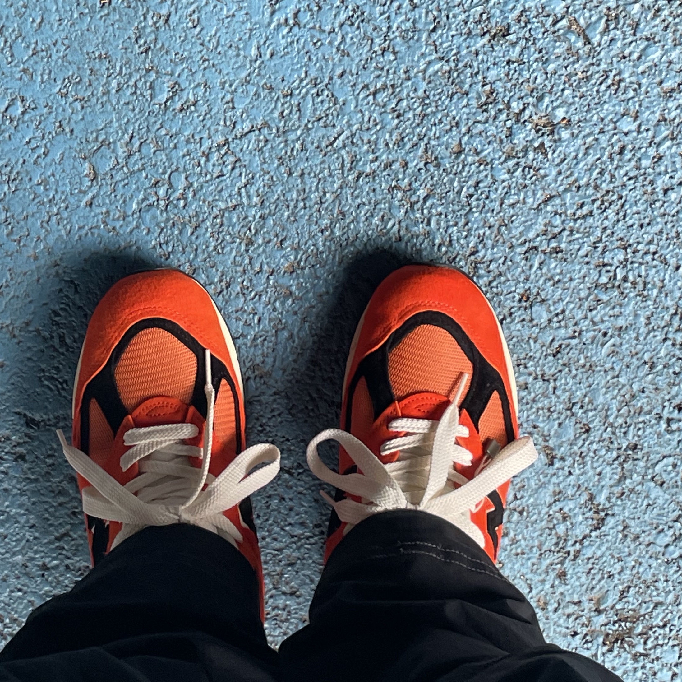 New Balance 990v2 Made in USA Marigold Black 착용 스타일