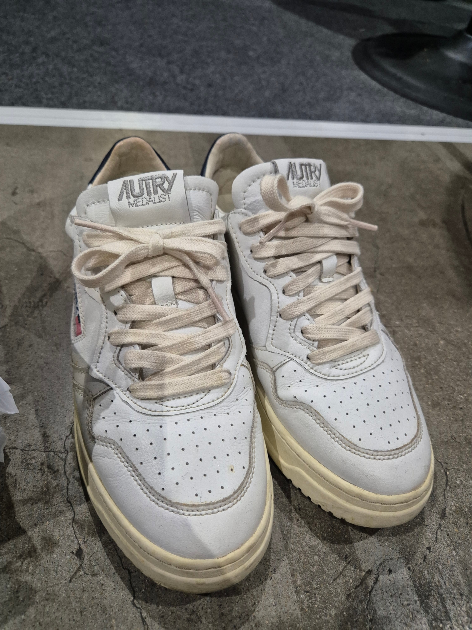 Autry Medalist Low Leather Sneakers White Blue 착용 스타일