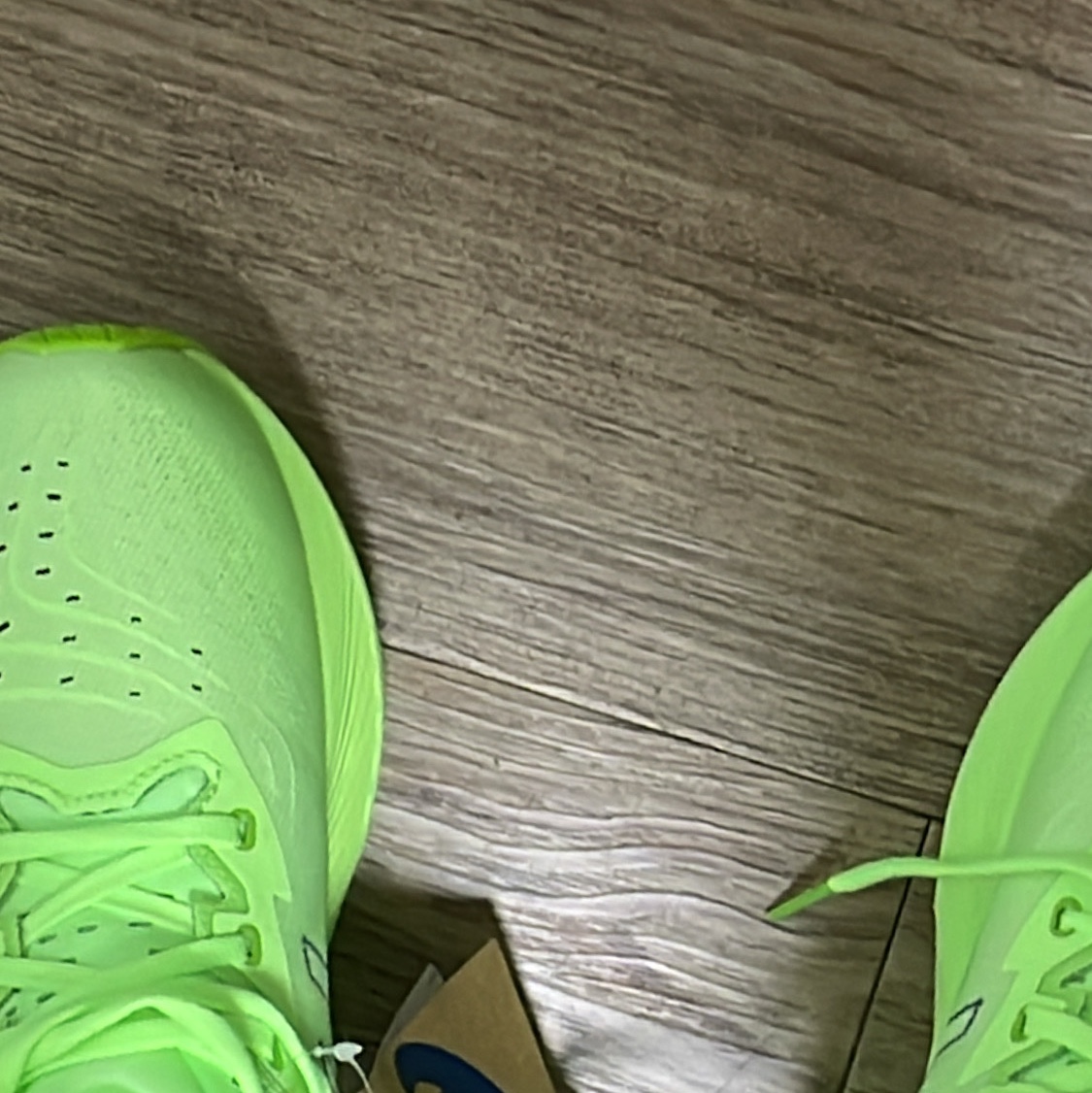 Asics Novablast 4 Illuminate Green Lime Burst - 2E Wide 착용 스타일