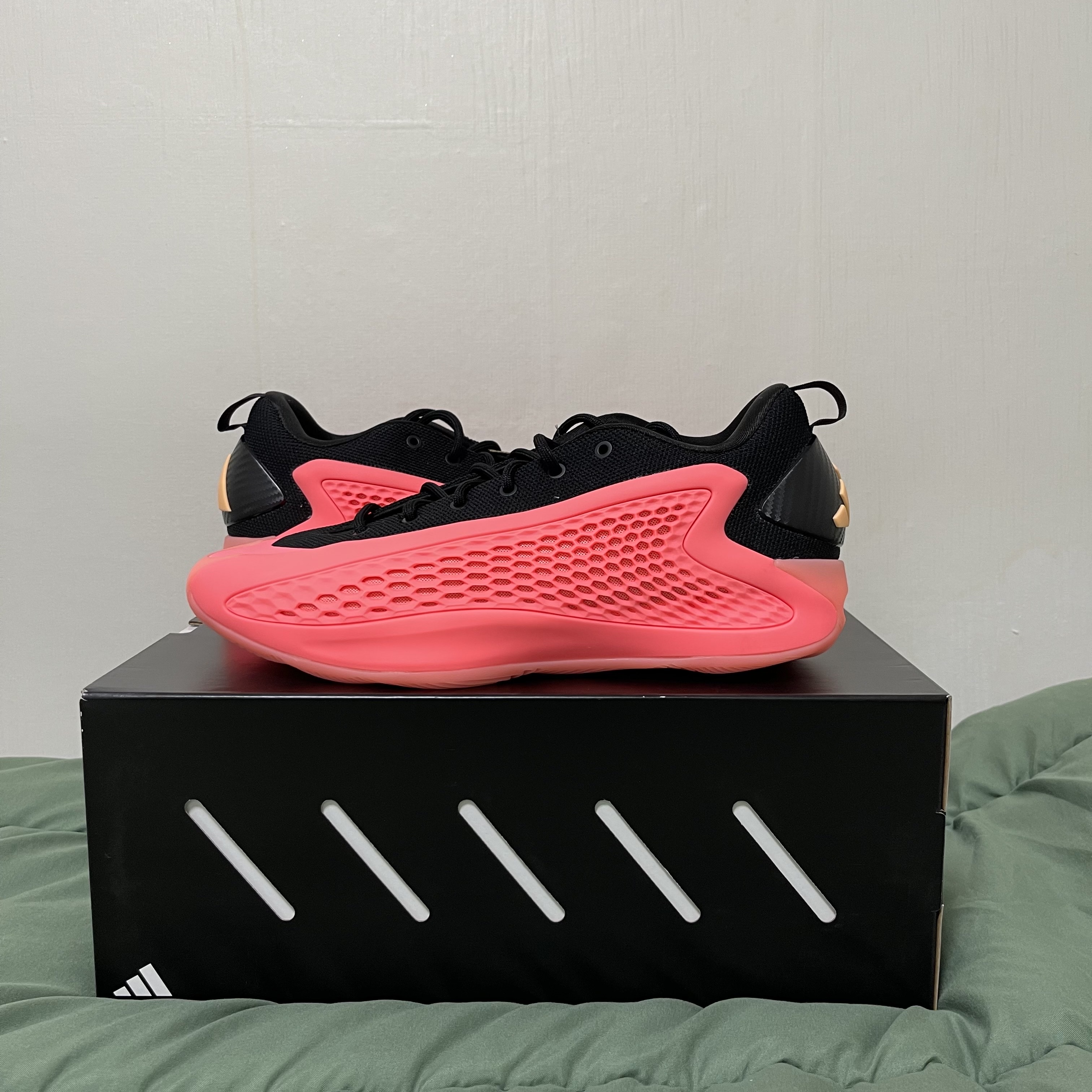 Adidas A.E. 1 Low Acid Red Core Black 착용 스타일 - 1