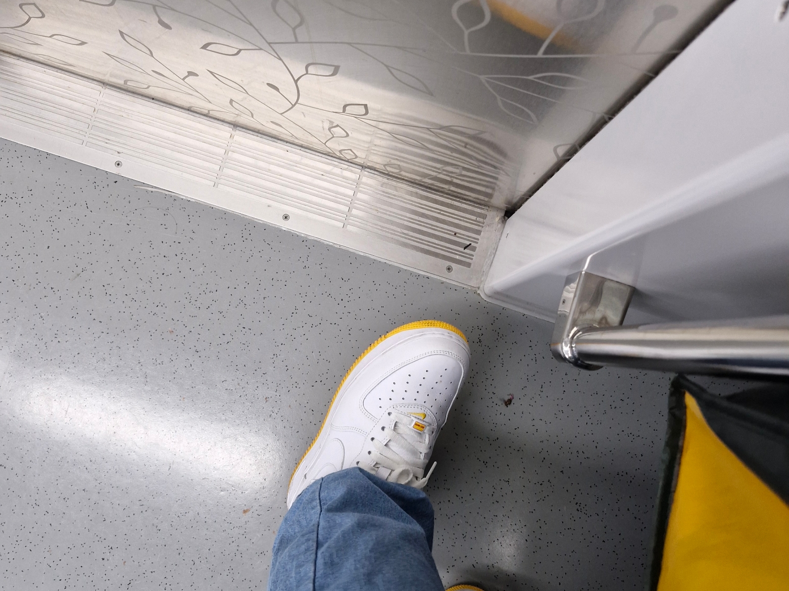 Nike Air Force 1 Low Retro QS West Indies University Gold 착용 스타일