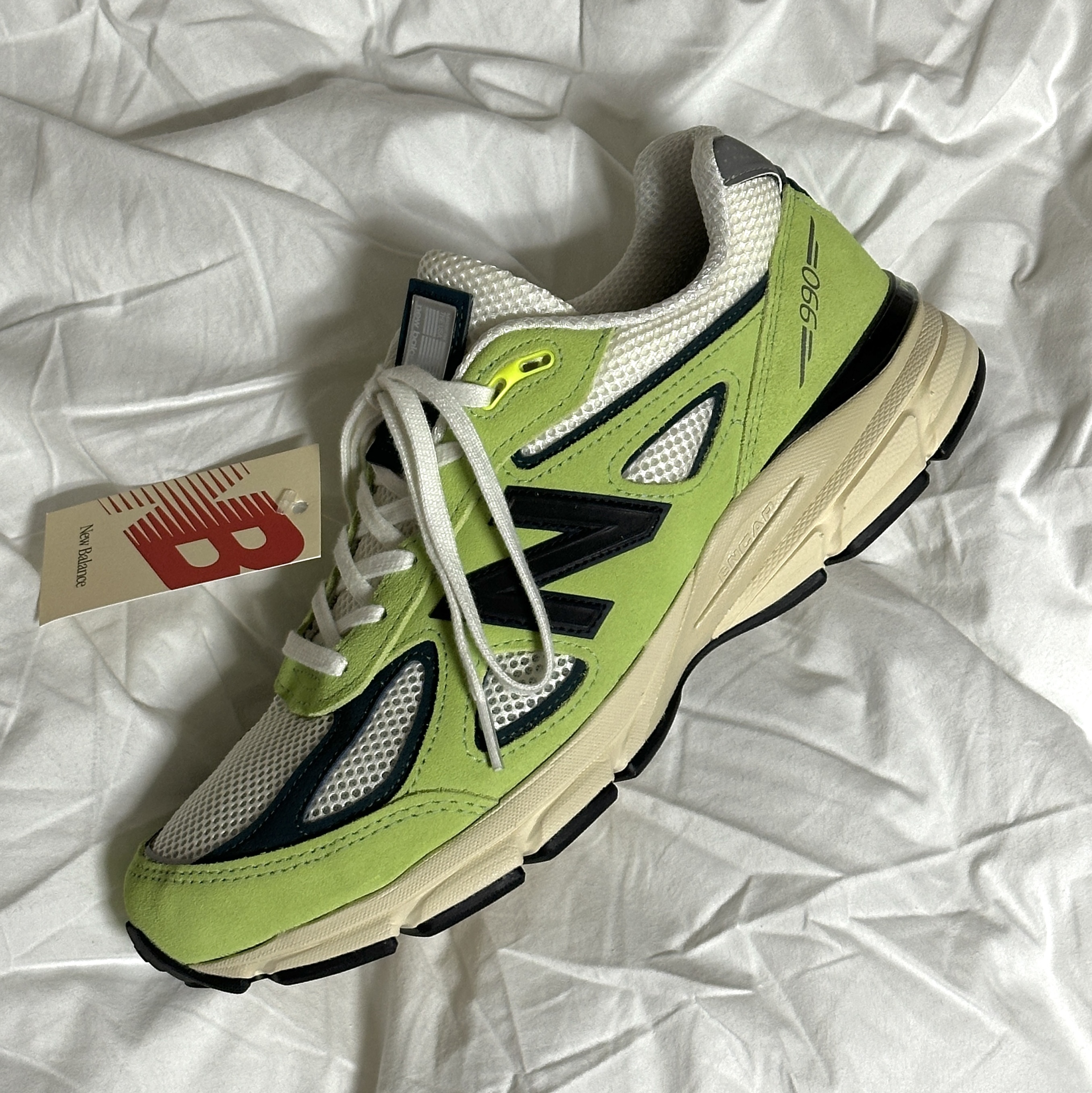 New Balance 990v4 Made in USA Hi-Lite Deep Ocean 착용 스타일 - 1