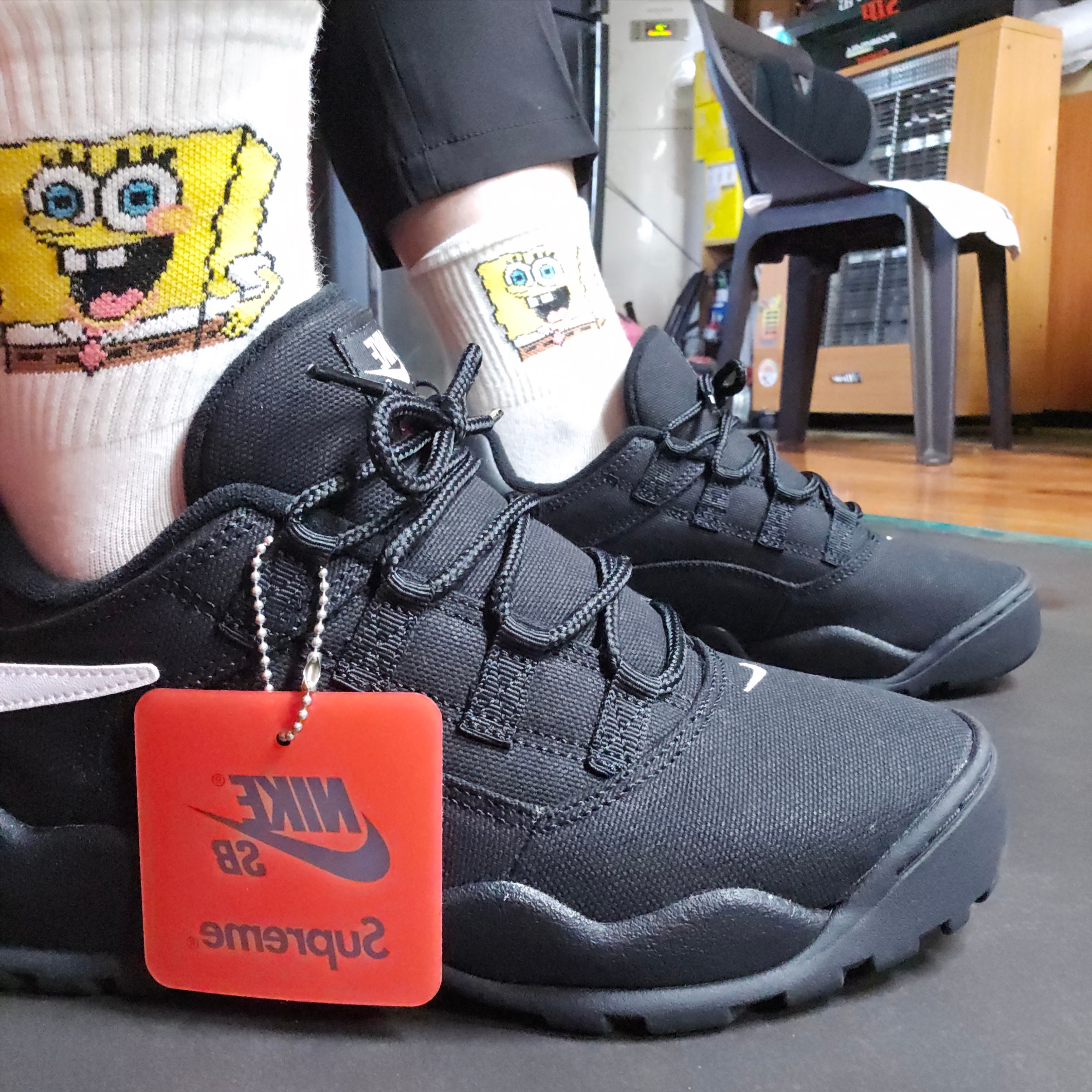 Nike x Supreme SB Darwin Low Black 착용 스타일
