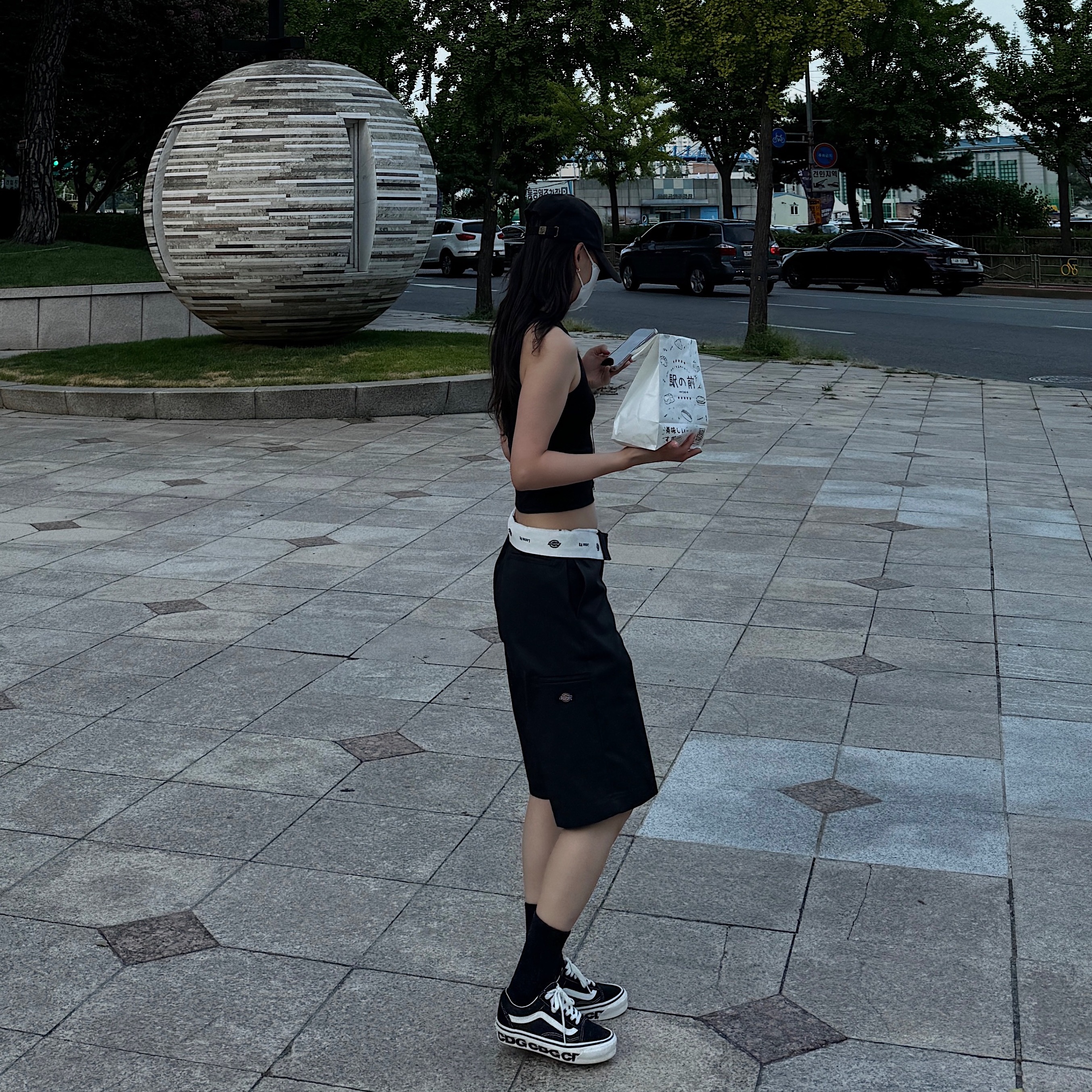 Vans Vault x CDG OG Old Skool LX Side Wall, Dickies Loose Fit 13 Inch Flat Front Work Shorts Black 착용 스타일