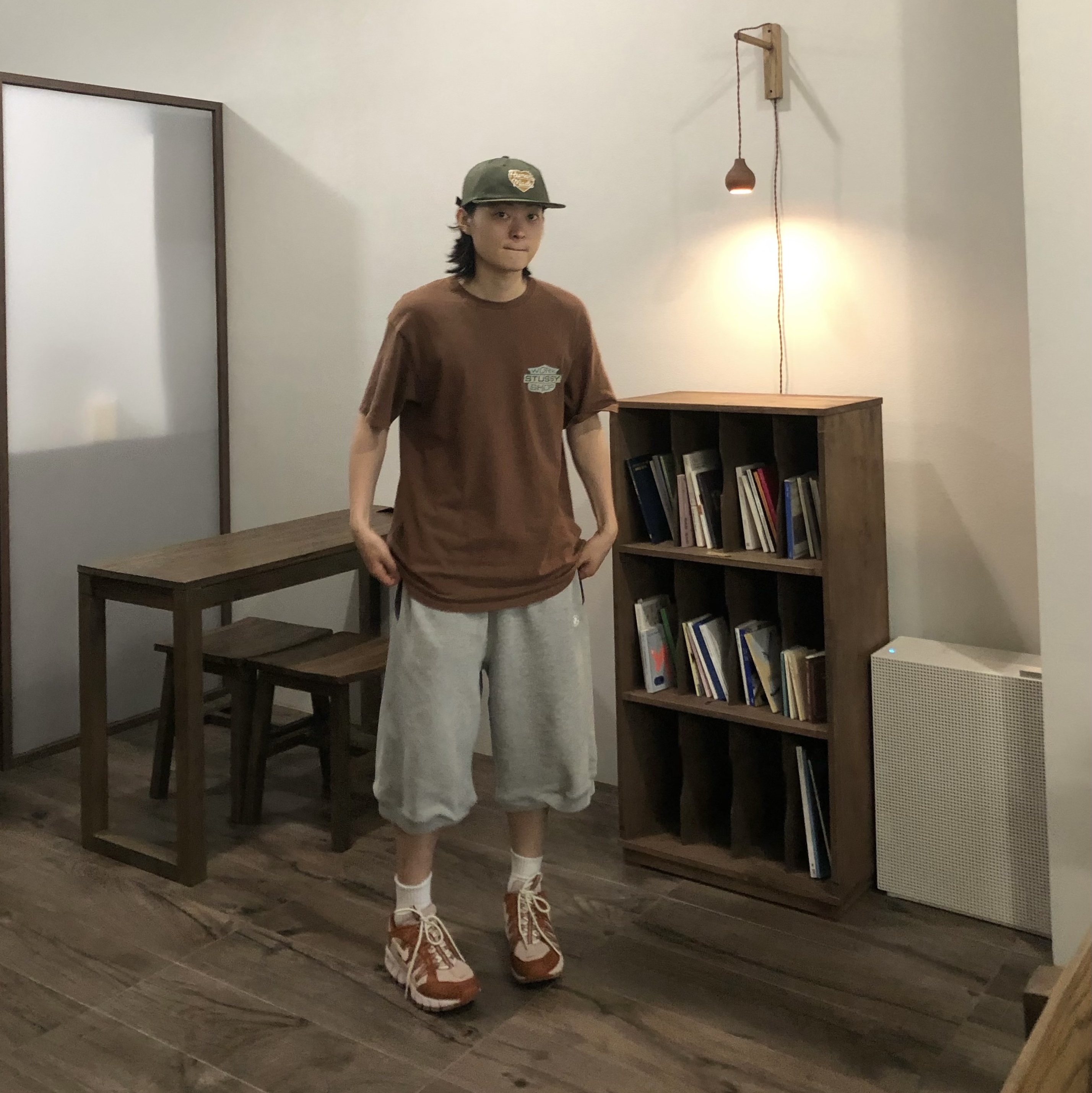 Stussy x Our Legacy Badge T-Shirt Mocha 착용 스타일 - 2