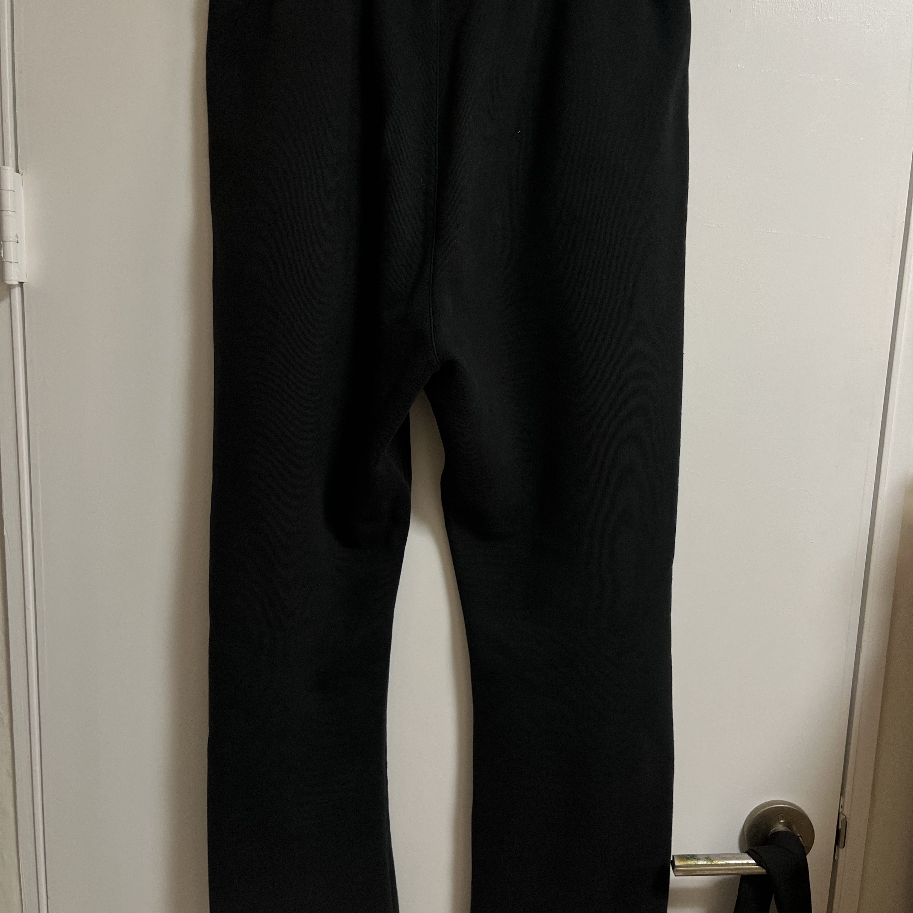 Essentials The Core Collection Relaxed Sweatpants Stretch Limo 착용 스타일