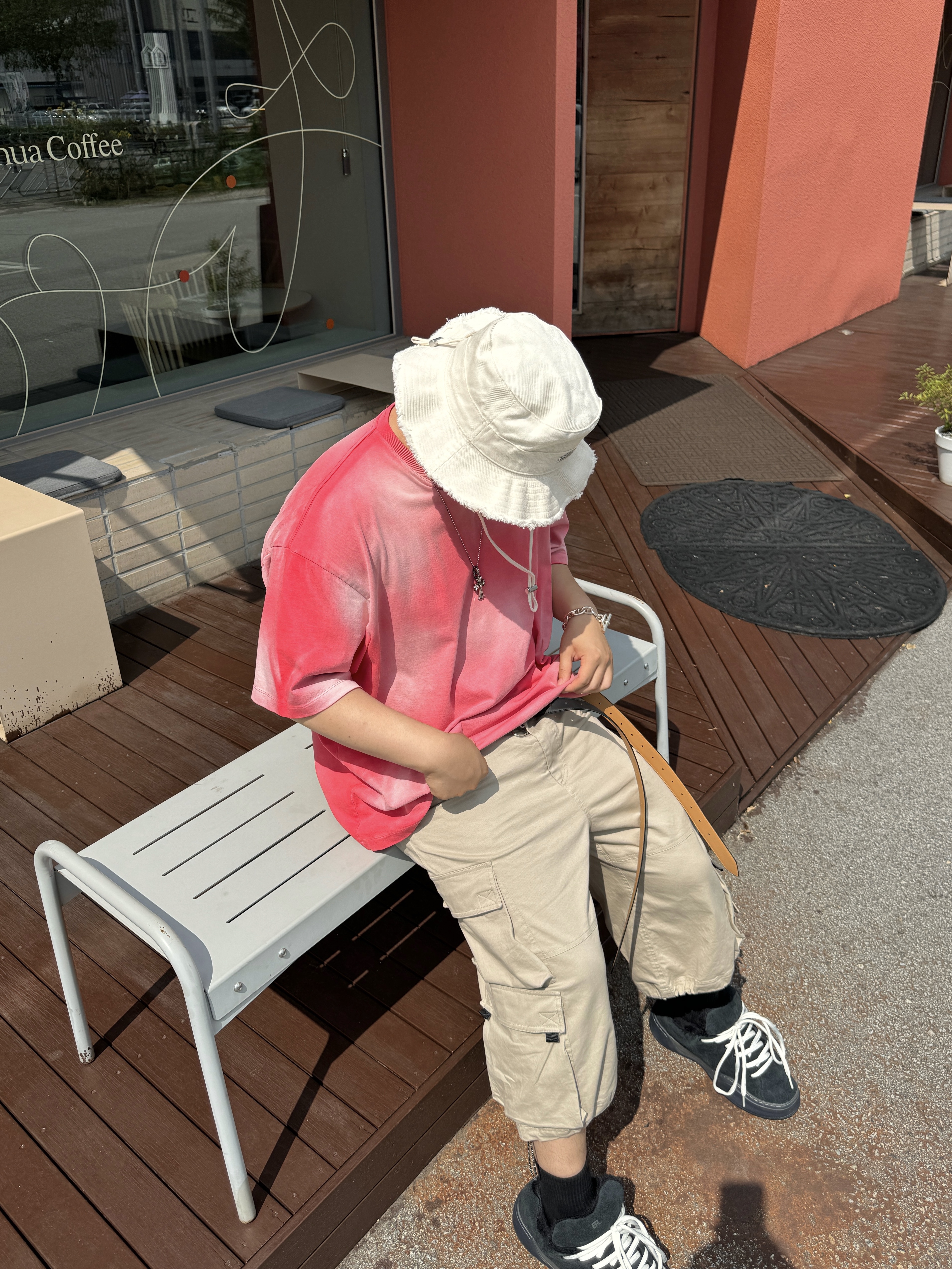 Nonnod Back Detail T-Shirt Deep Pink, Jacquemus Le Bob Artichaut Bucket Hat Off White 착용 스타일 - 4