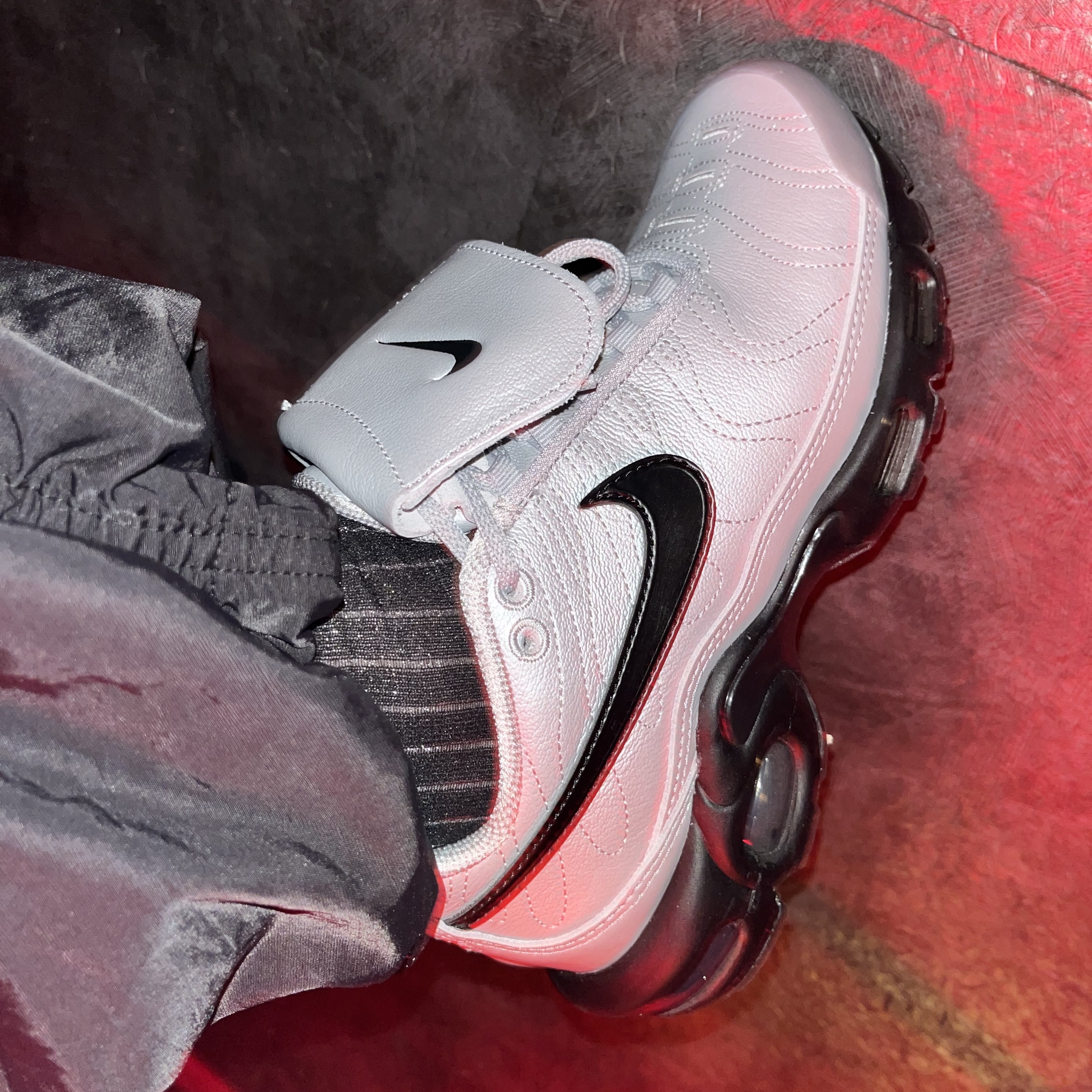 Nike Air Max Plus TNPO Wolf Grey and Black 착용 스타일 - 1