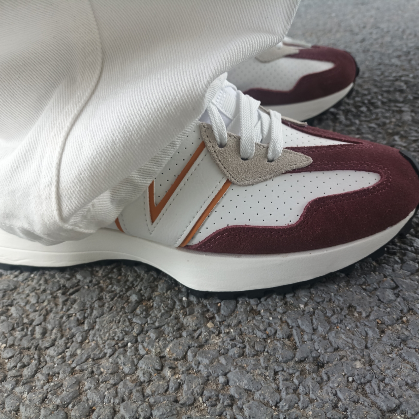 New Balance 327 White Burgundy 착용 스타일 - 2