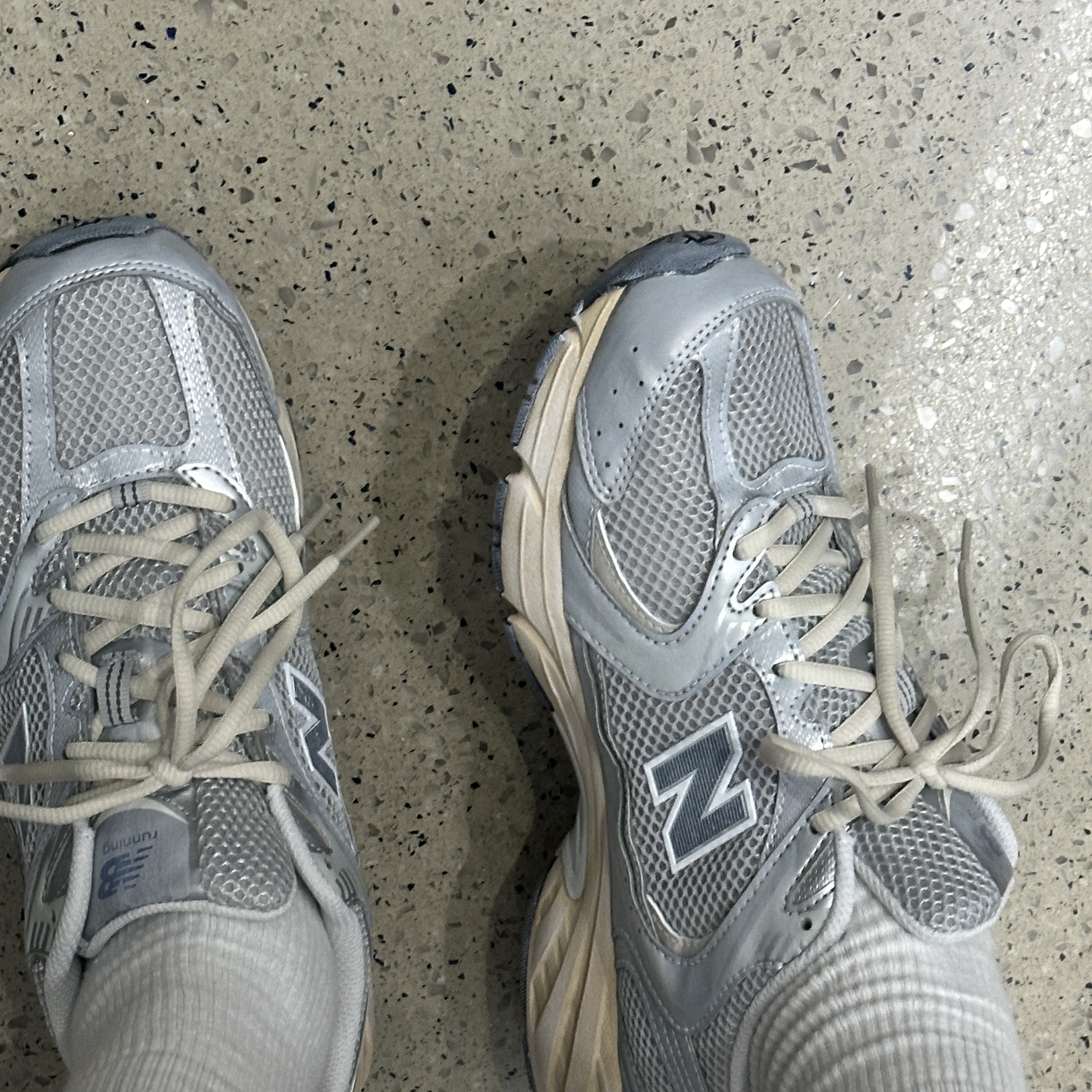 New Balance 530 Vintage Metallic Silver 착용 스타일 - 1