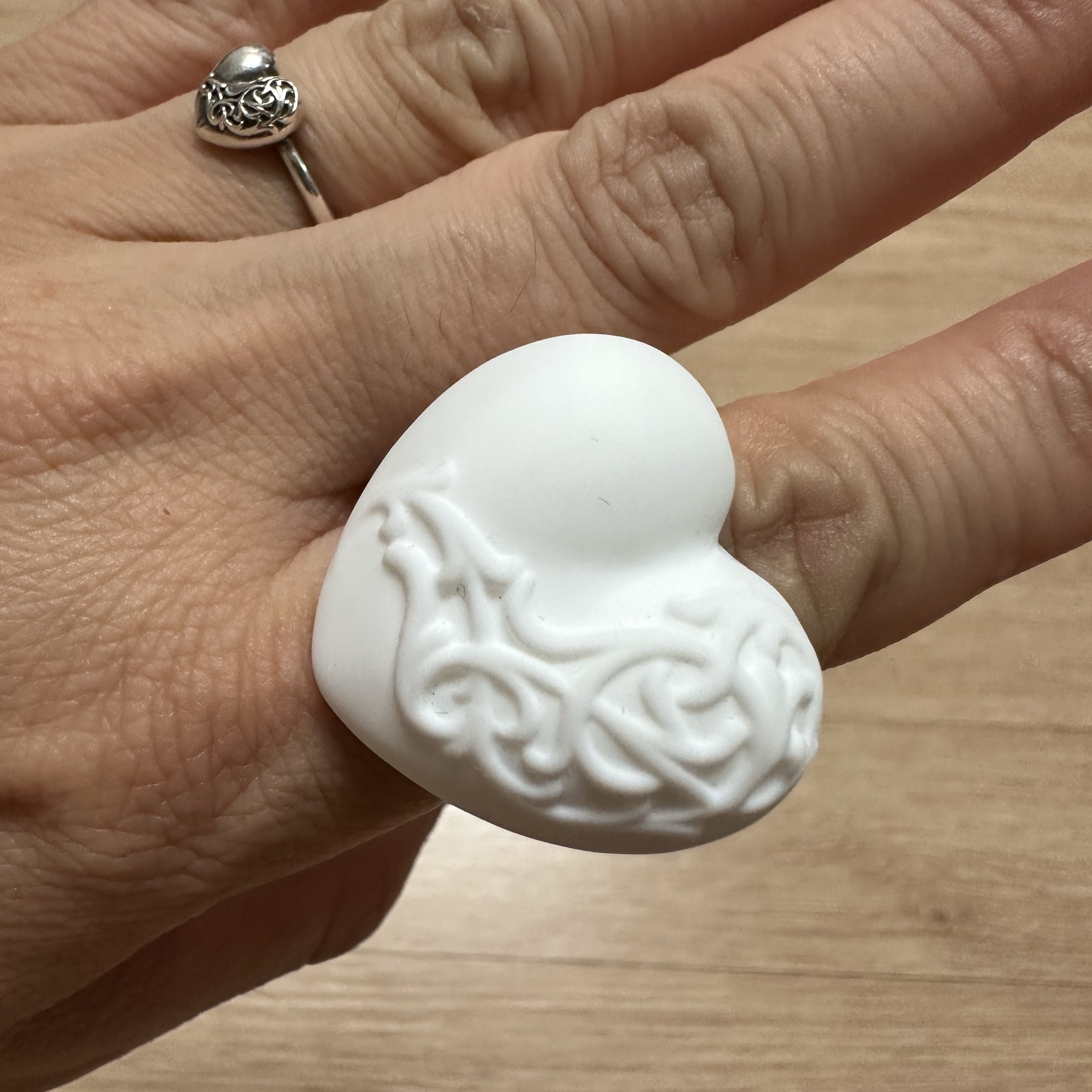Chrome Hearts Silichrome CH Heart Ring White - 2023 착용 스타일 - 1