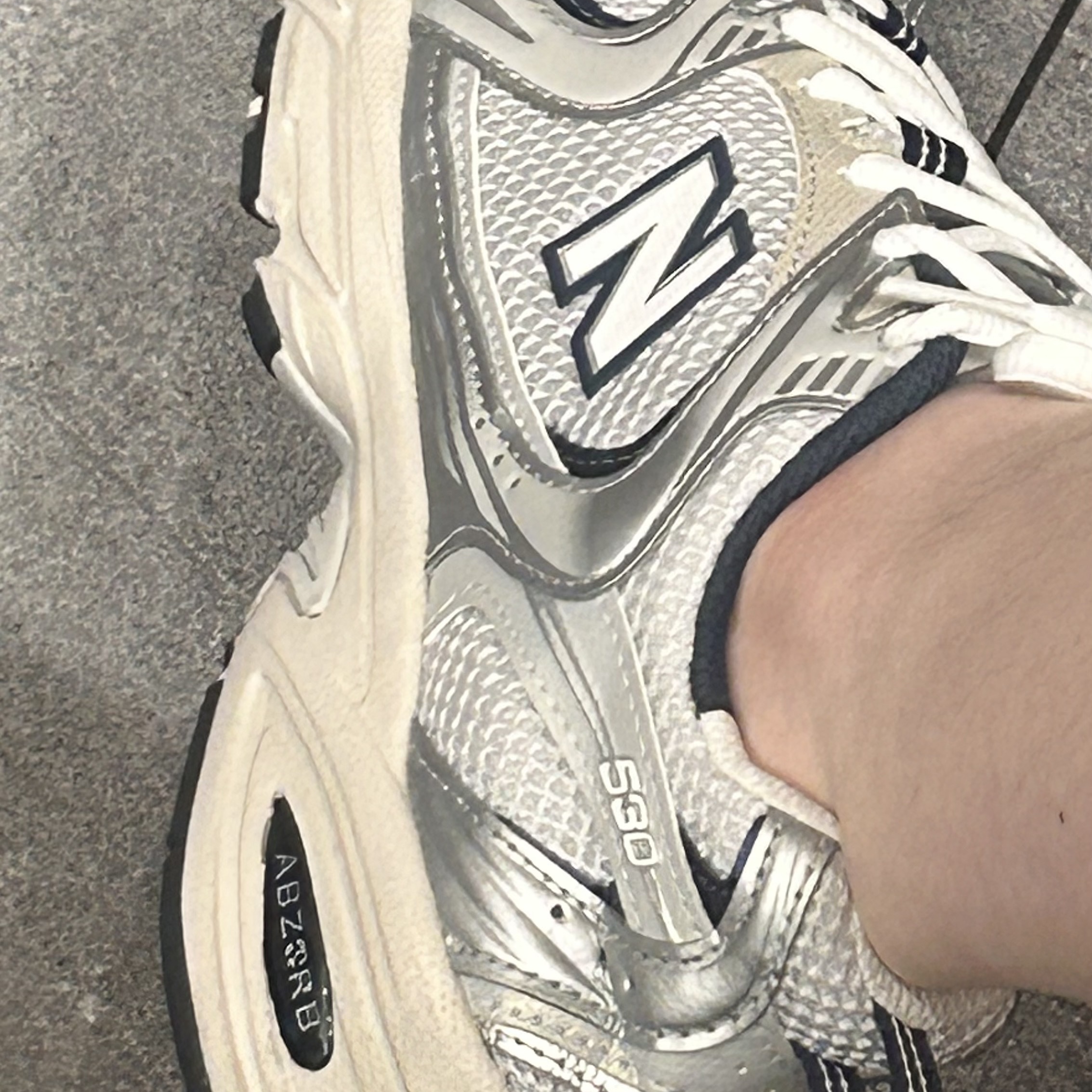 New Balance 530 Steel Grey 착용 스타일 - 1
