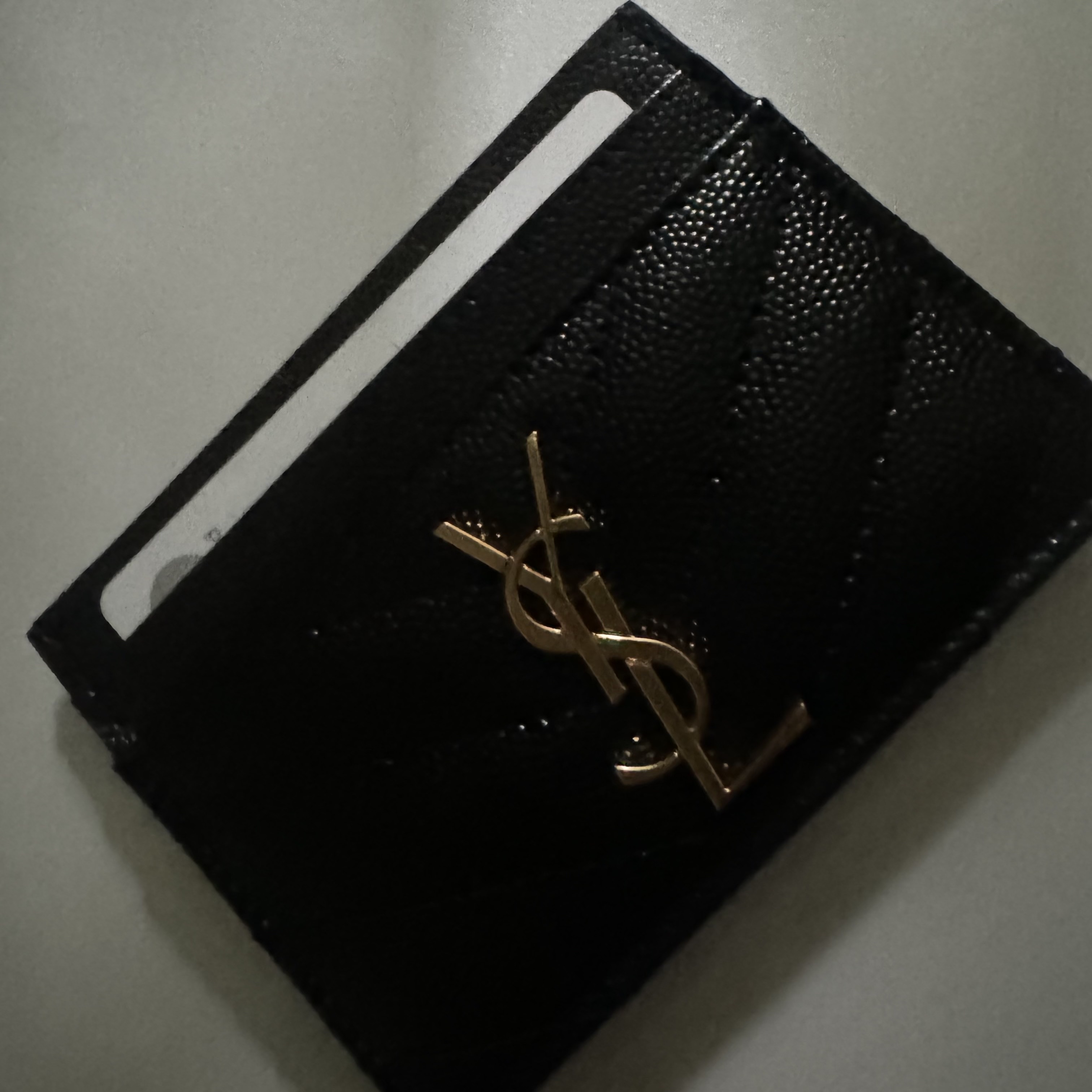 Saint Laurent Cassandre Matelasse Card Case in Grain De Poudre Embossed Leather Black 착용 스타일