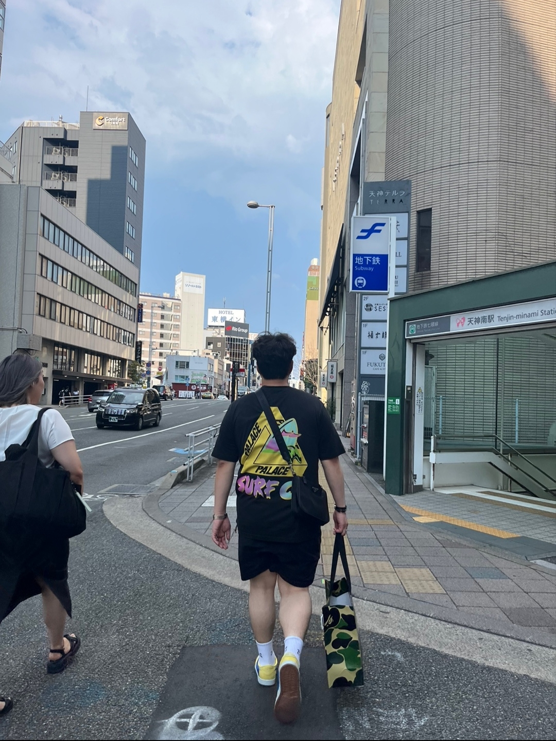 (W) Jordan 1 x Travis Scott Retro Low OG SP Canary, Palace Tri-Surf Co T-Shirt Black - 22SS 착용 스타일