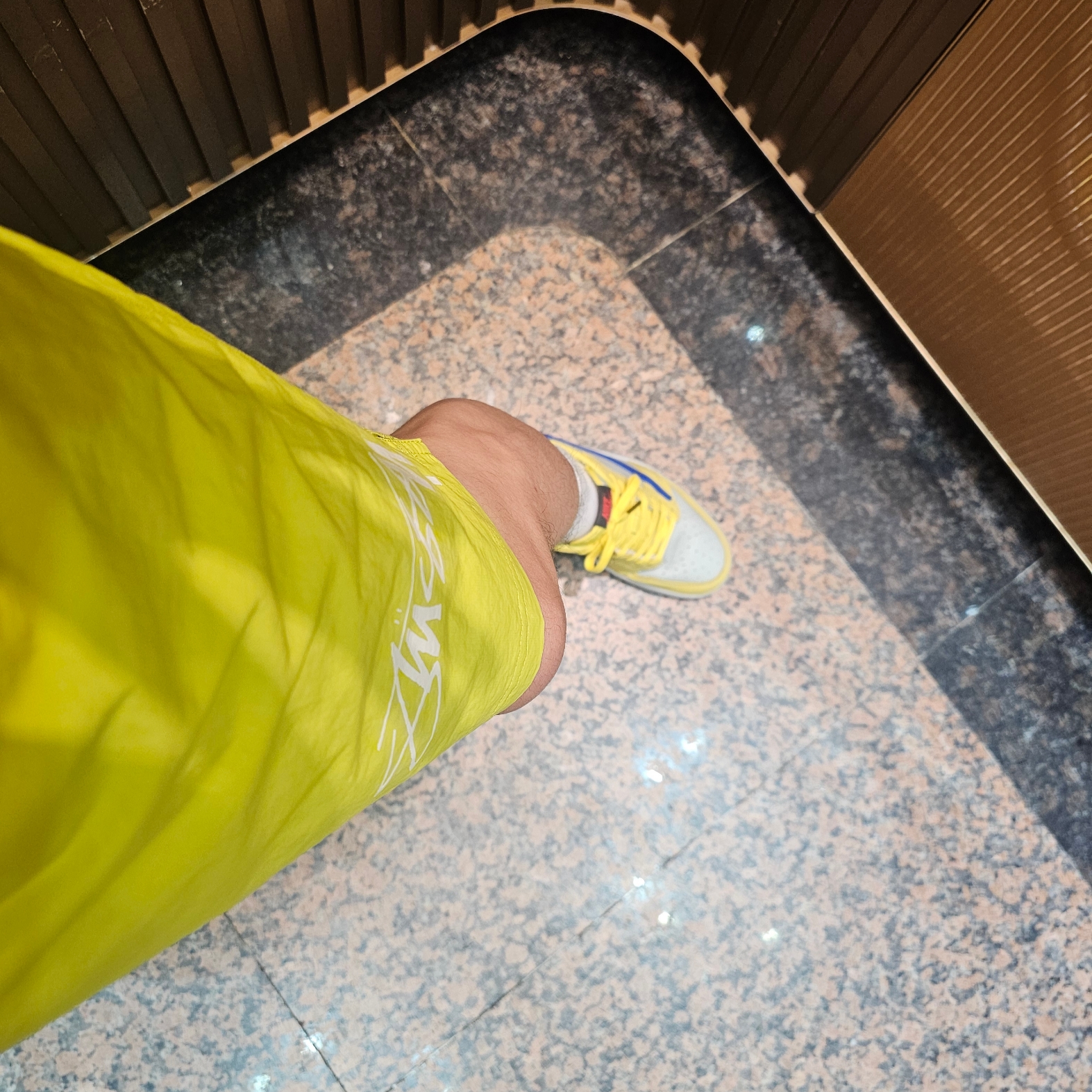 Nike x Stussy Shorts High Voltage (FJ9167-344) 착용 스타일 - 2