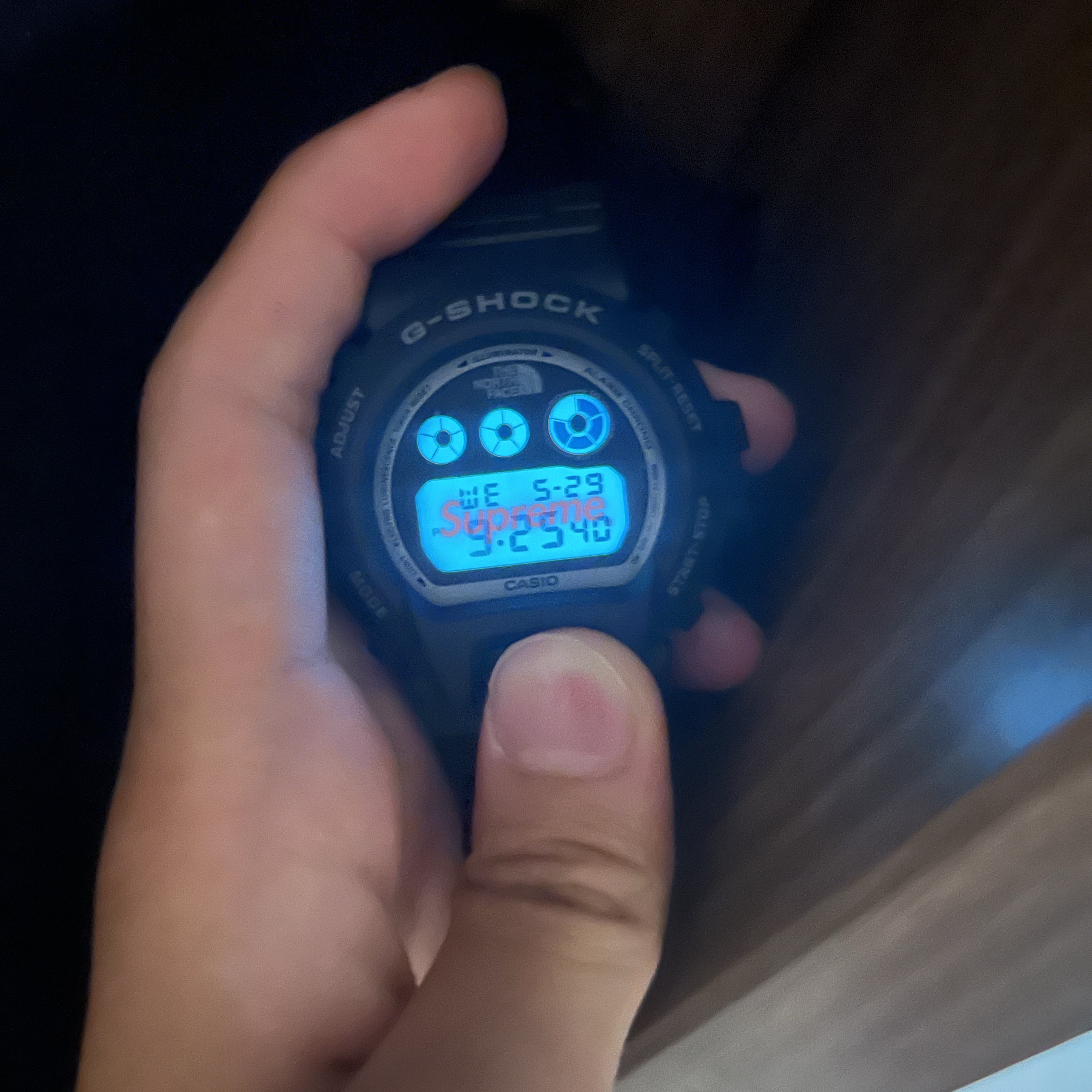 Casio G-Shock x Supreme x The North Face DW-6900 Black 착용 스타일 - 3