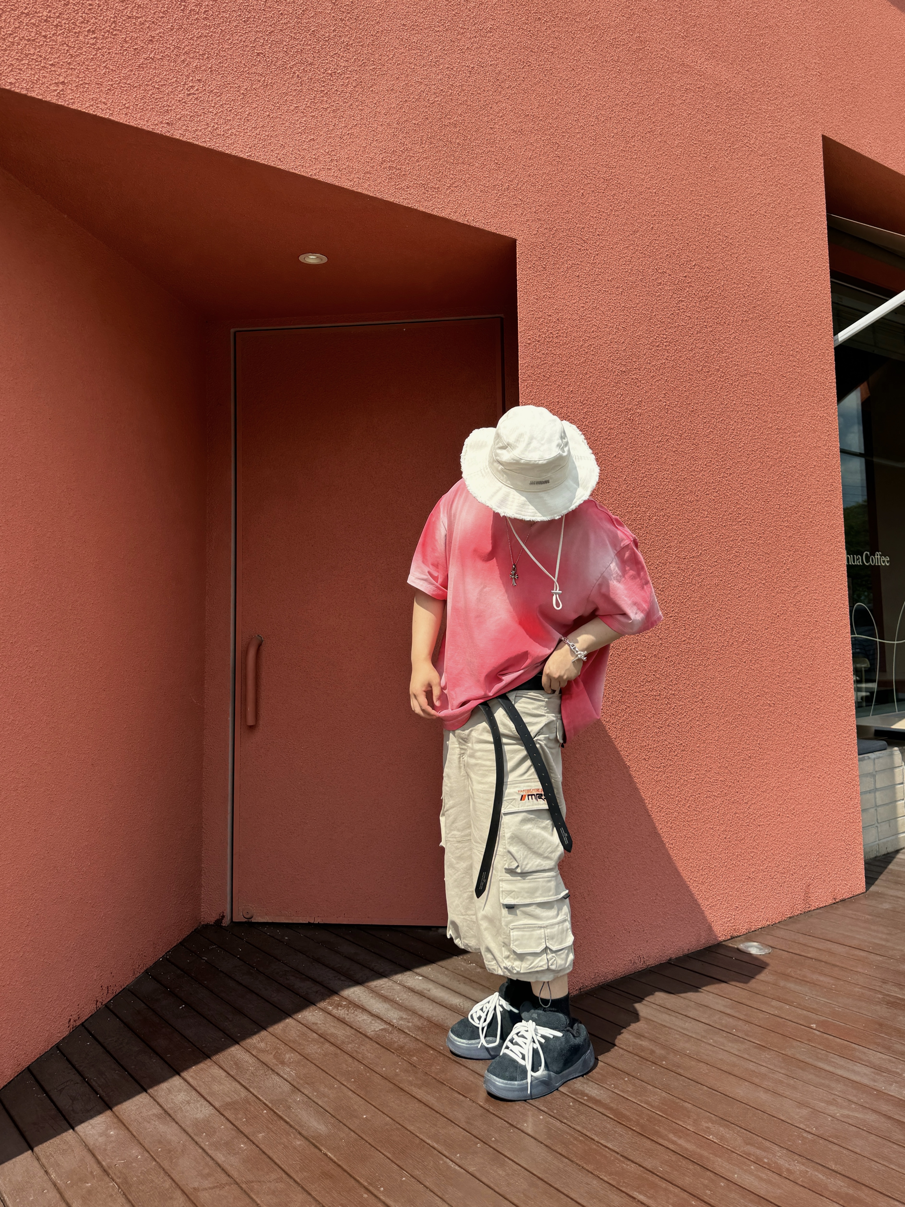 Nonnod Back Detail T-Shirt Deep Pink, Jacquemus Le Bob Artichaut Bucket Hat Off White 착용 스타일 - 2