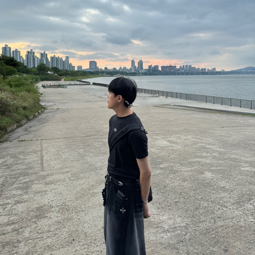 BORN TO WIN Silver B Logo Muscle Fit T-Shirts Black 착용 스타일