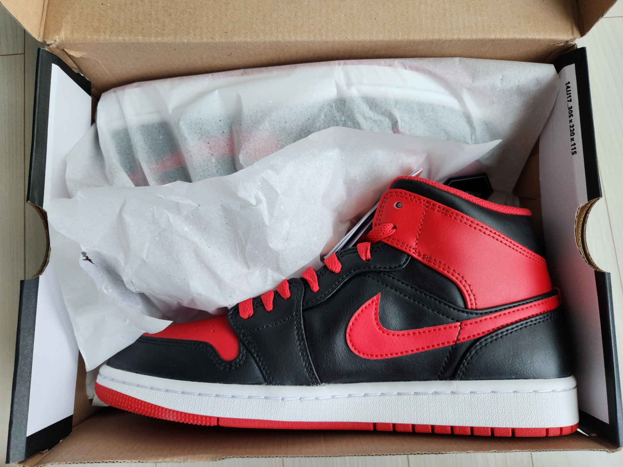Jordan 1 Mid Black Fire Red 착용 스타일