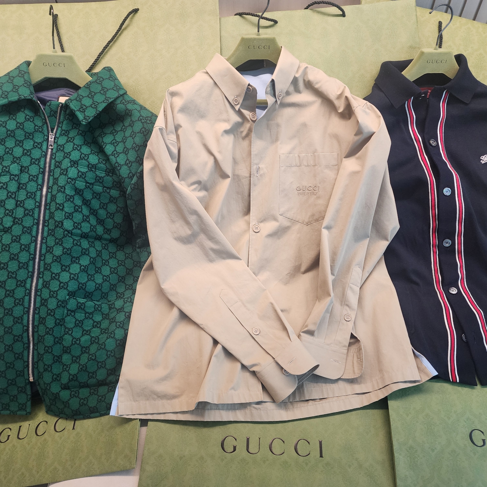 Gucci Cotton Jersey Polo Shirt Navy Blue Compact Cotton Jersey, Gucci Heavy Cotton Poplin Shirt Beige 착용 스타일 - 2