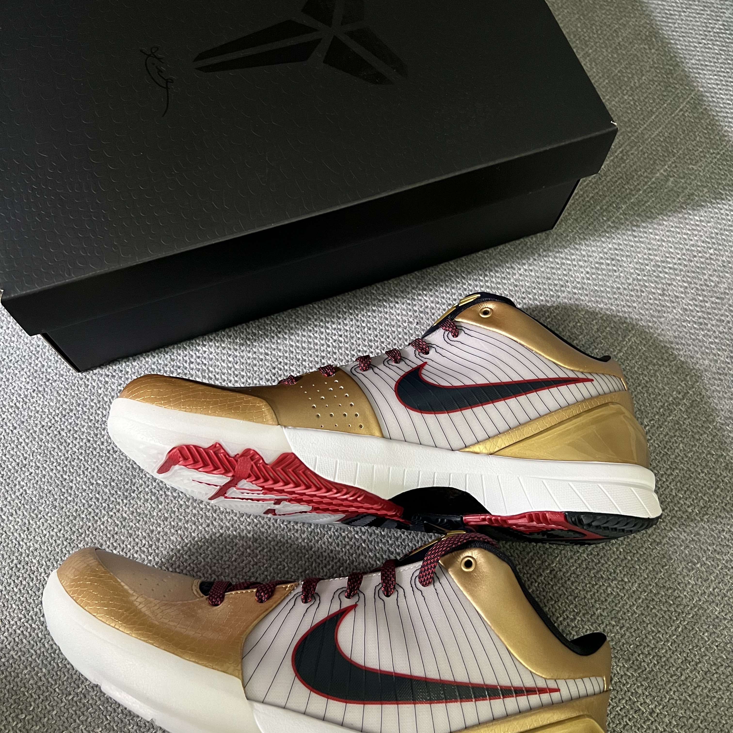 Nike Kobe 4 Protro Metallic Gold and Dark Obsidian 착용 스타일 - 1