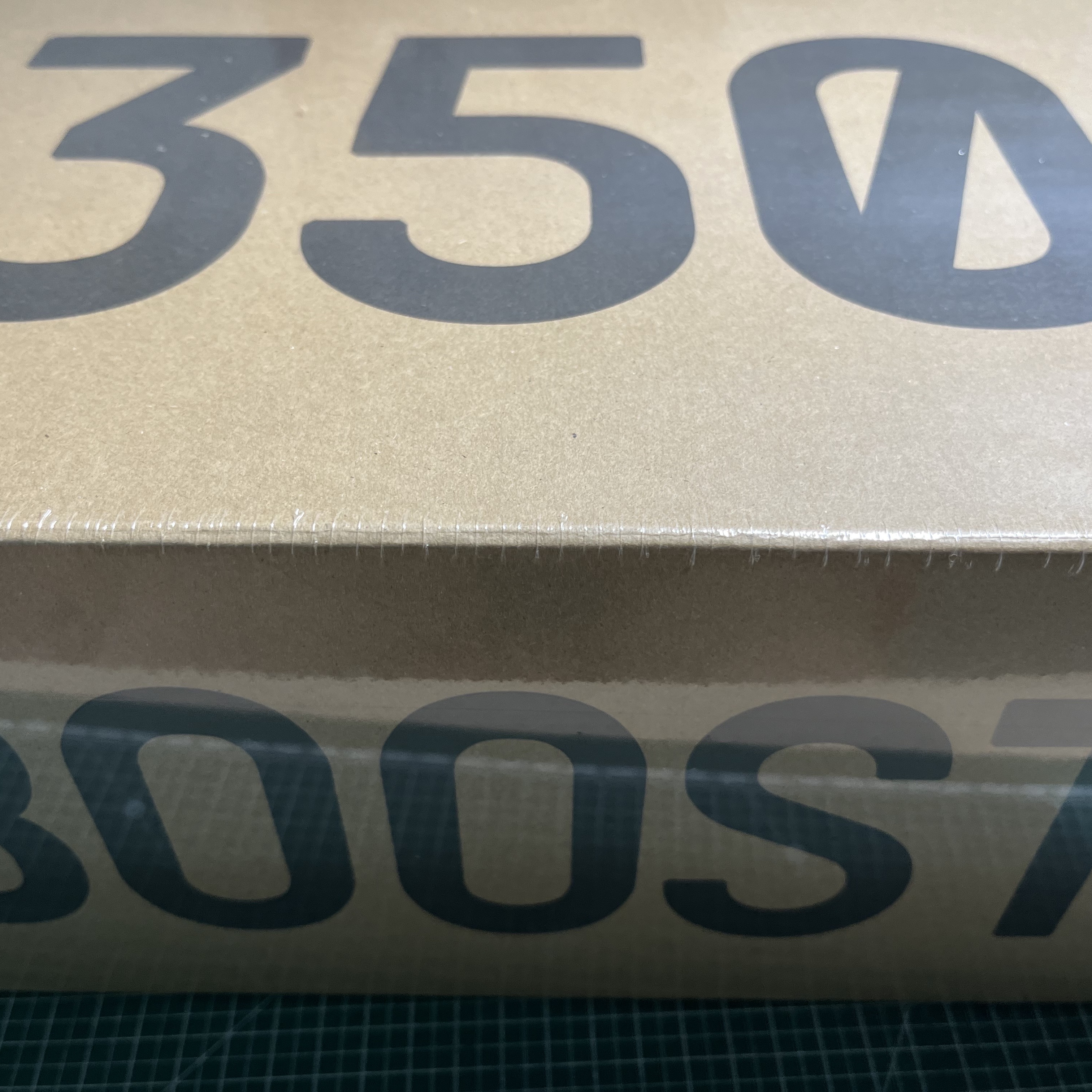 Adidas Yeezy Boost 350 V2 Granite Core Black 착용 스타일 - 2