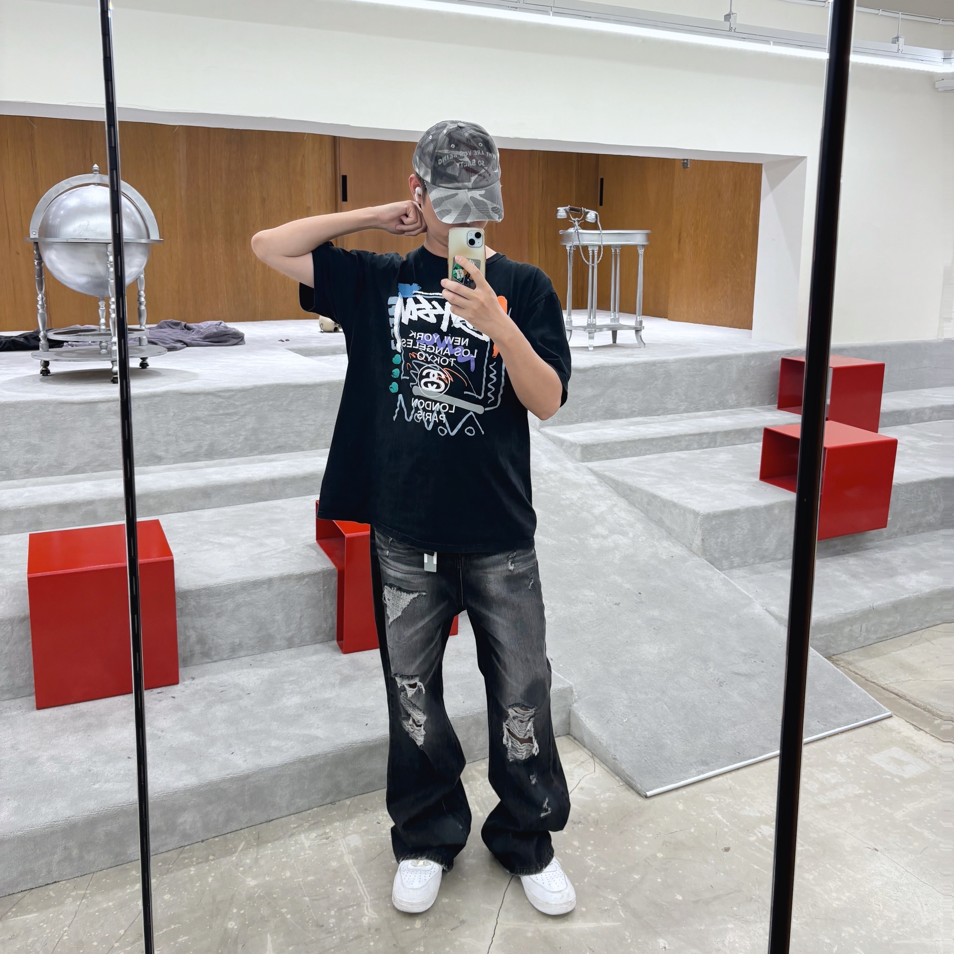 Apple iPhone 15 256GB Blue (Korean Ver.), Stussy World Tour T-Shirt Black 착용 스타일 - 2