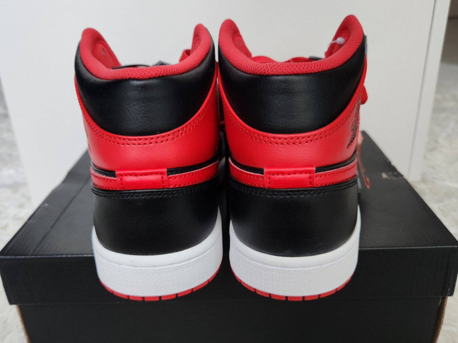 Jordan 1 Mid Black Fire Red 착용 스타일