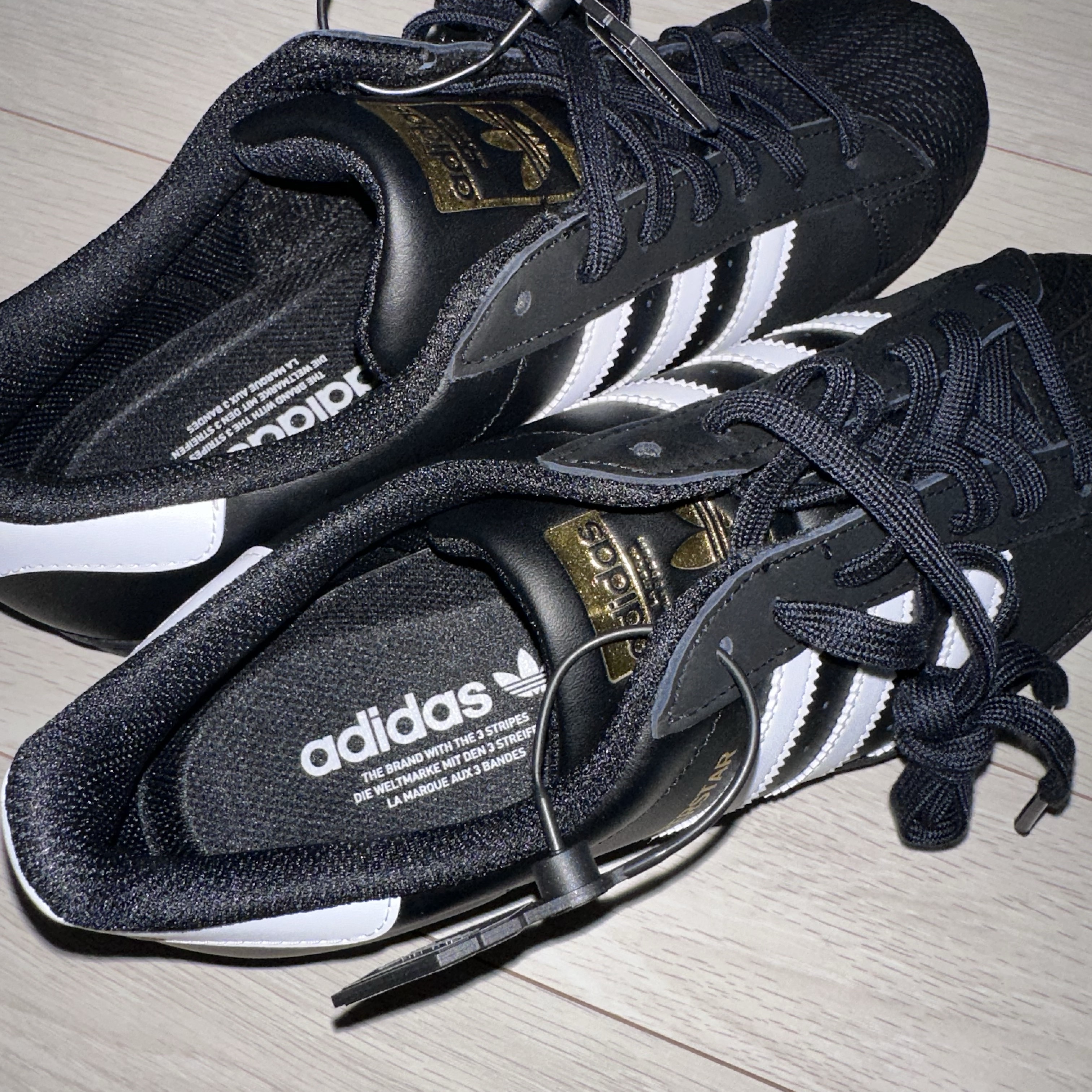 Adidas Superstar Core Black White 착용 스타일