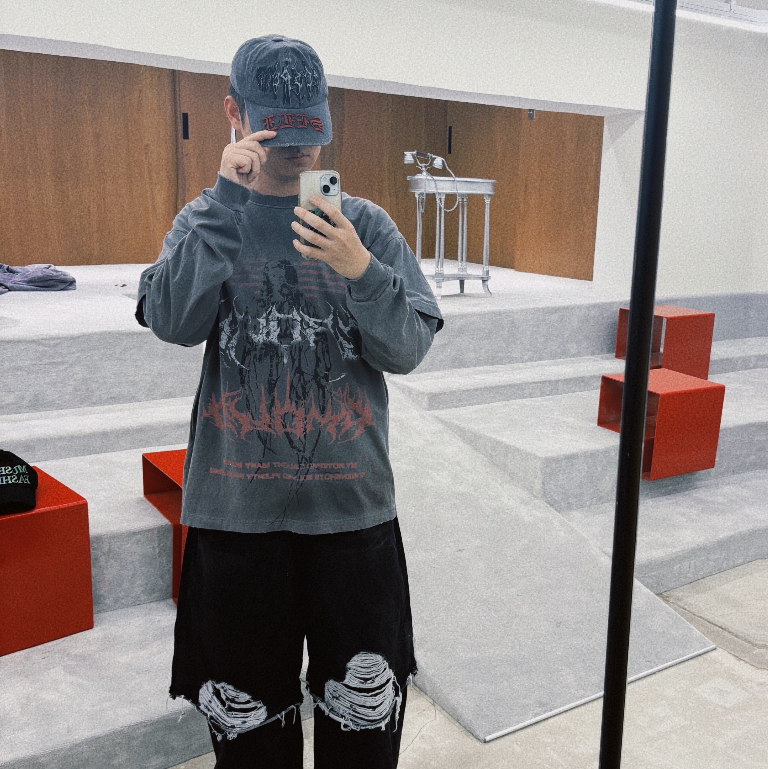 Apple iPhone 15 256GB Blue (Korean Ver.), Stussy World Tour T-Shirt Black 착용 스타일 - 3