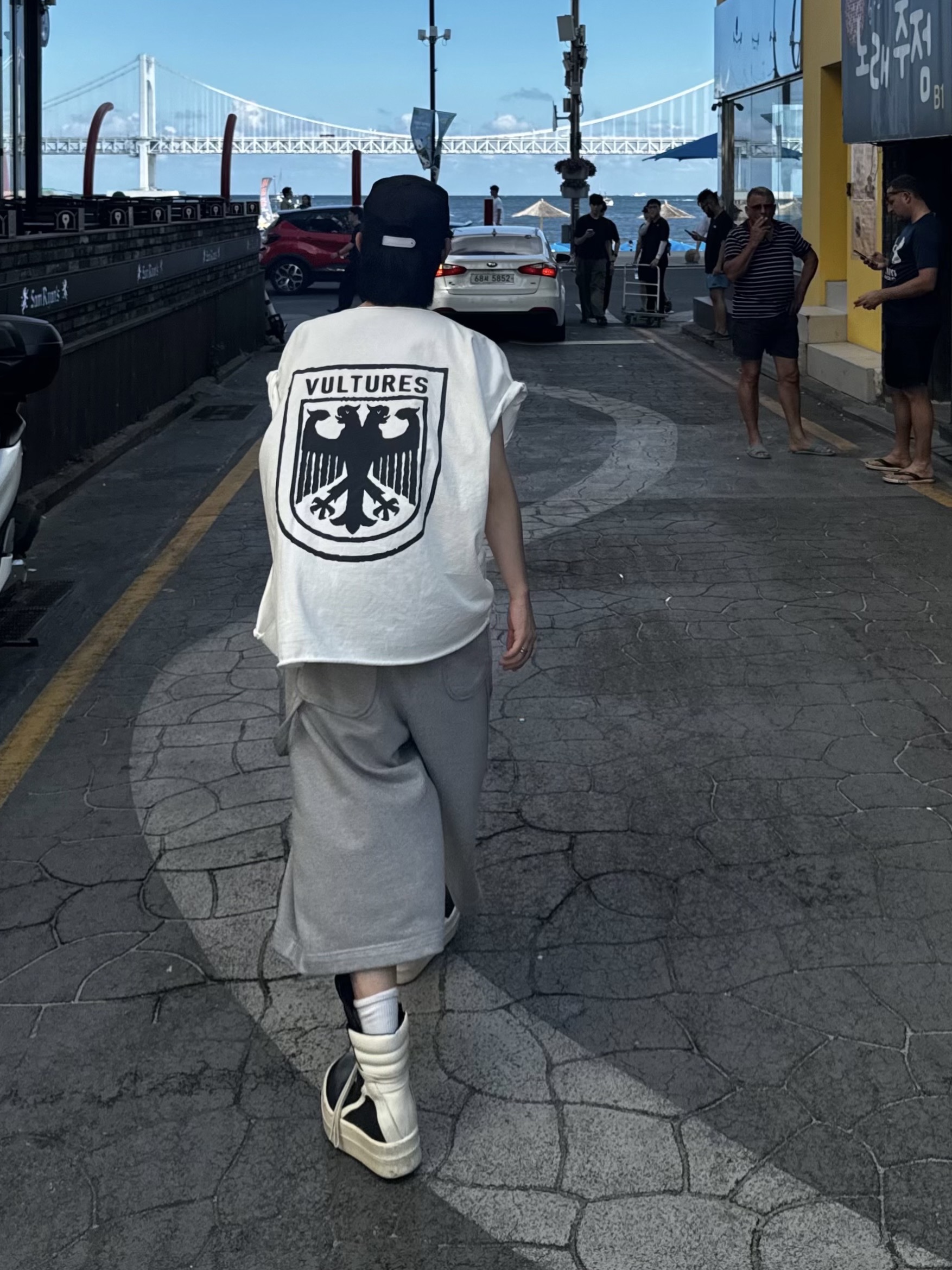 Yeezy Vultures Box T-Shirt White, MJD Wide Carpenter Bermuda Shorts Melange Grey 착용 스타일