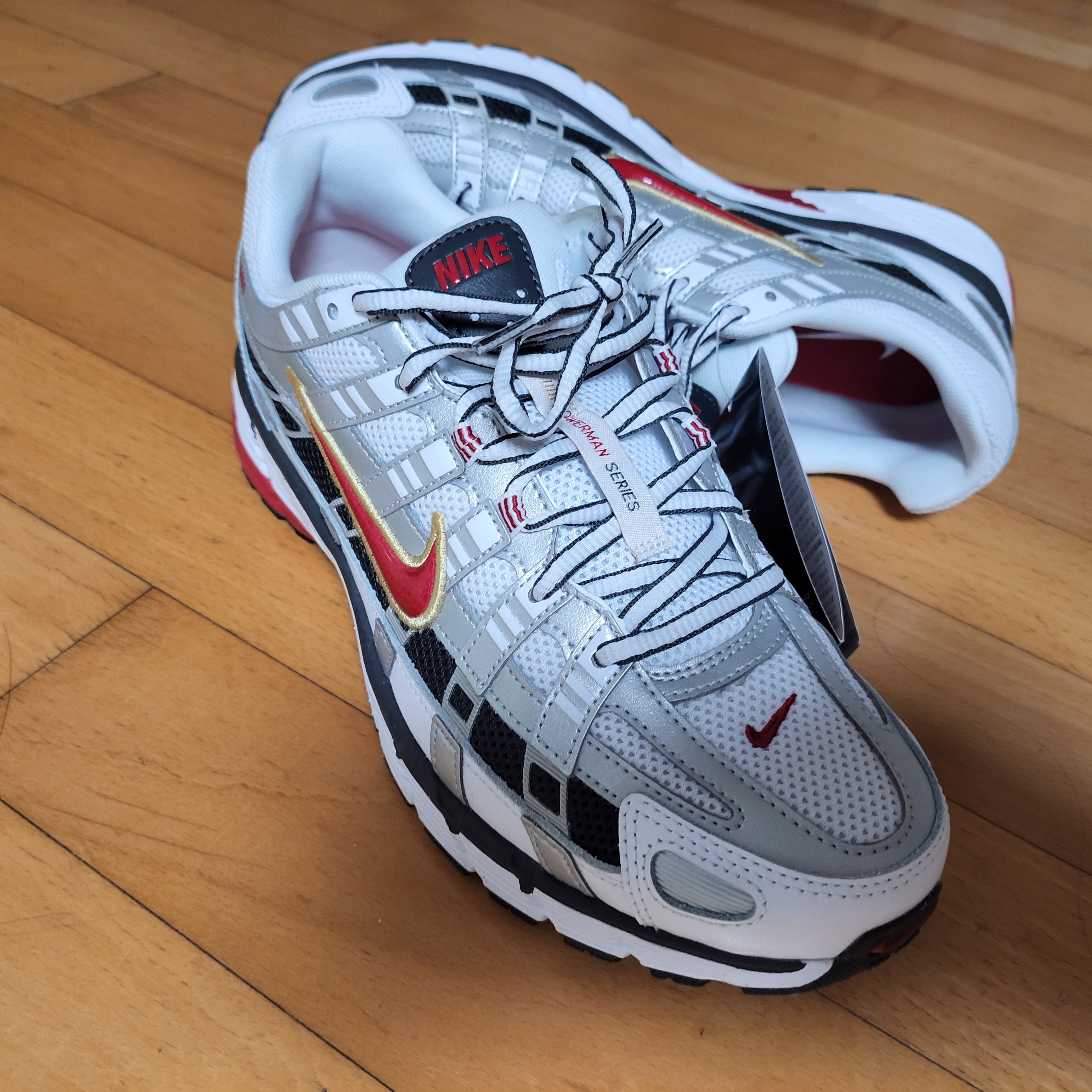 (W) Nike P-6000 Metallic Silver Red 착용 스타일 - 1