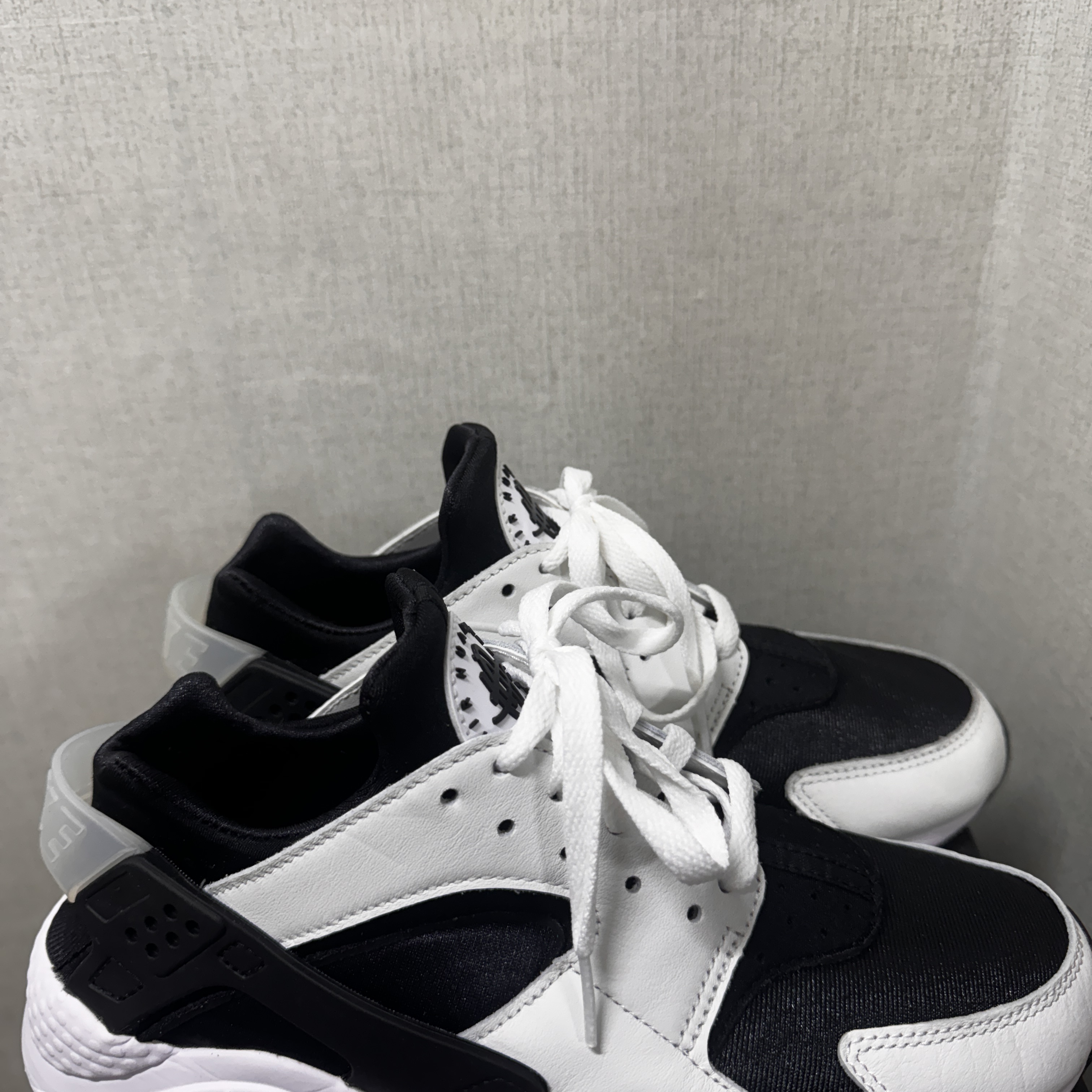 Nike Air Huarache Black and White 착용 스타일 - 2