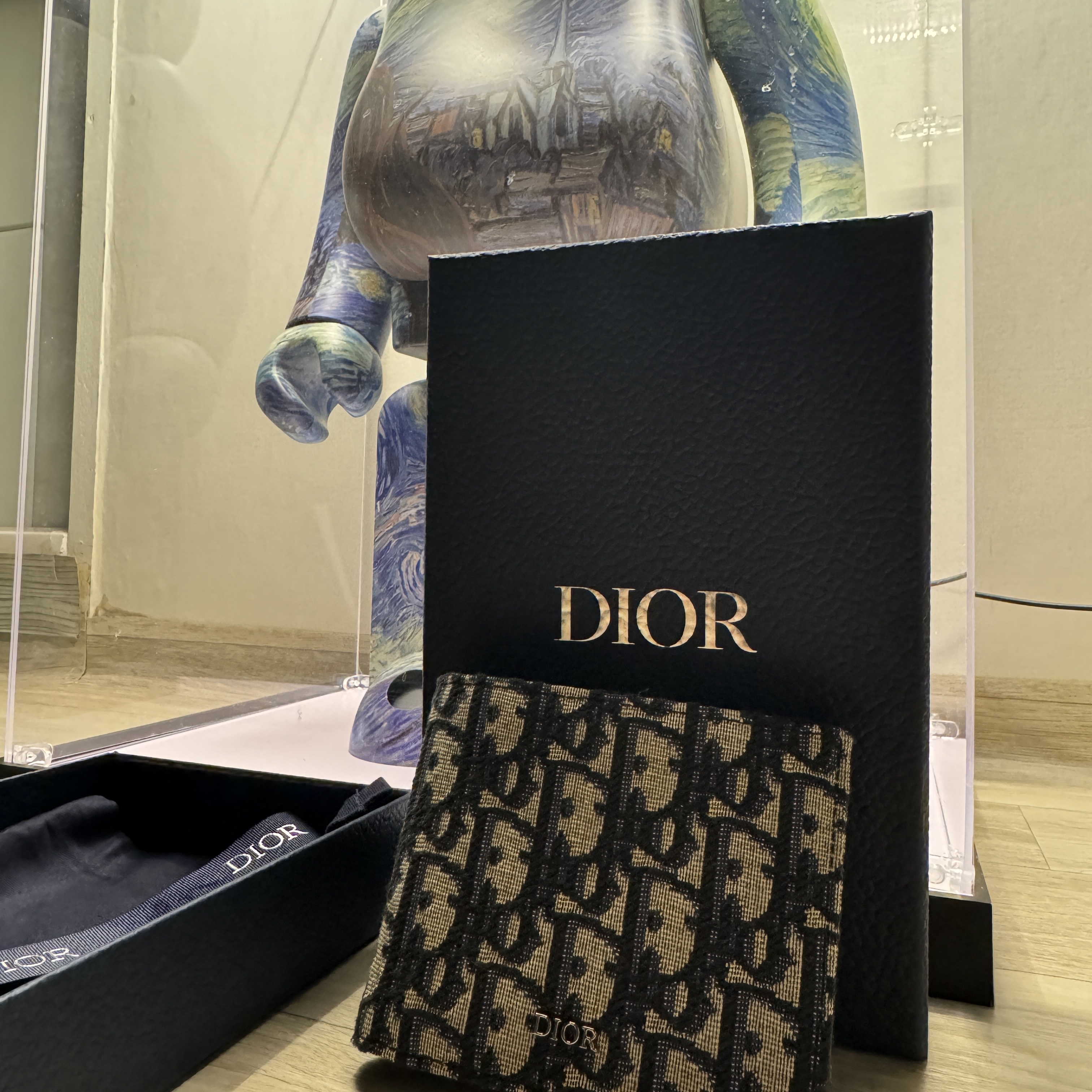 Dior Compact Wallet Beige & Black Dior Oblique Jacquard 착용 스타일 - 2