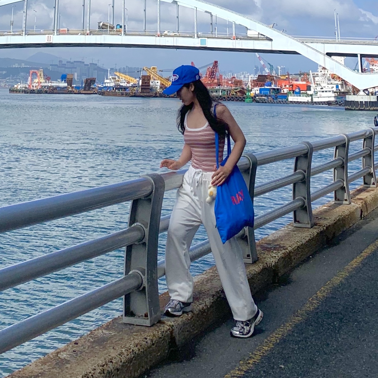 (W) Autry Iconic Logo Pants White, New Balance 1906R White Gold 착용 스타일 - 3