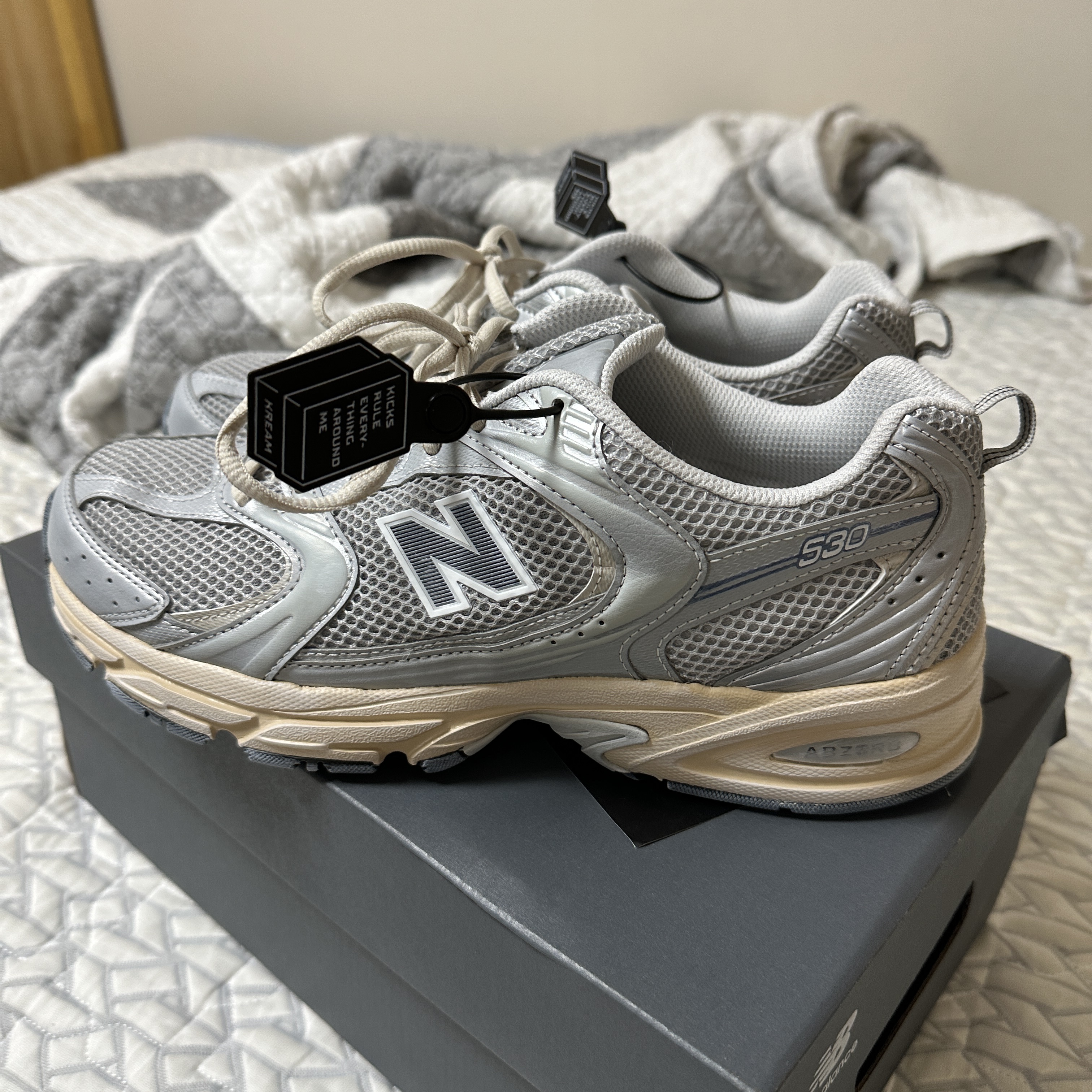 New Balance 530 Vintage Metallic Silver 착용 스타일 - 3