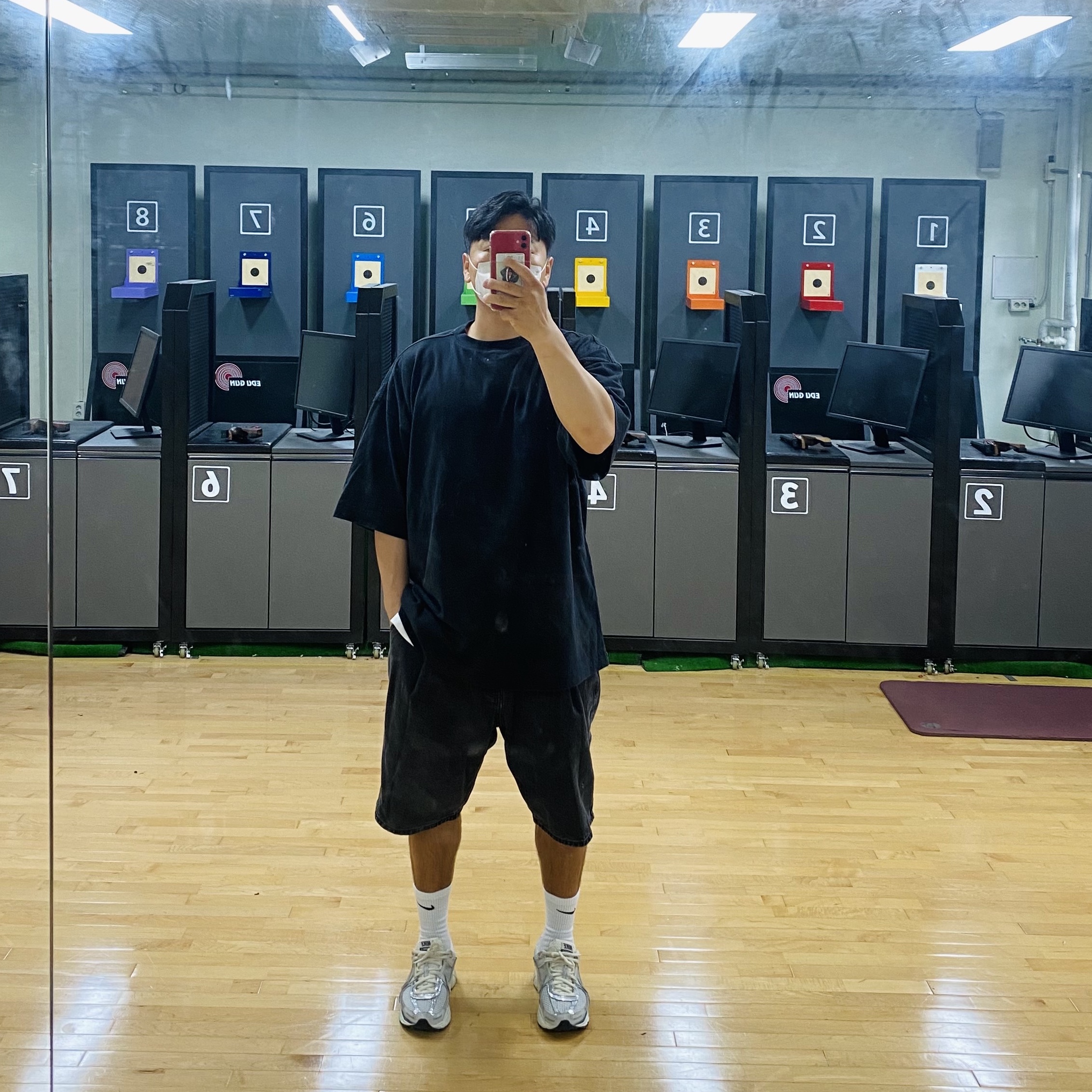 Nike x Stussy NRG Crew Socks White Black, Yeezy Gap Engineered By Balenciaga Dove 3/4 Sleeve T-Shirt Black 착용 스타일