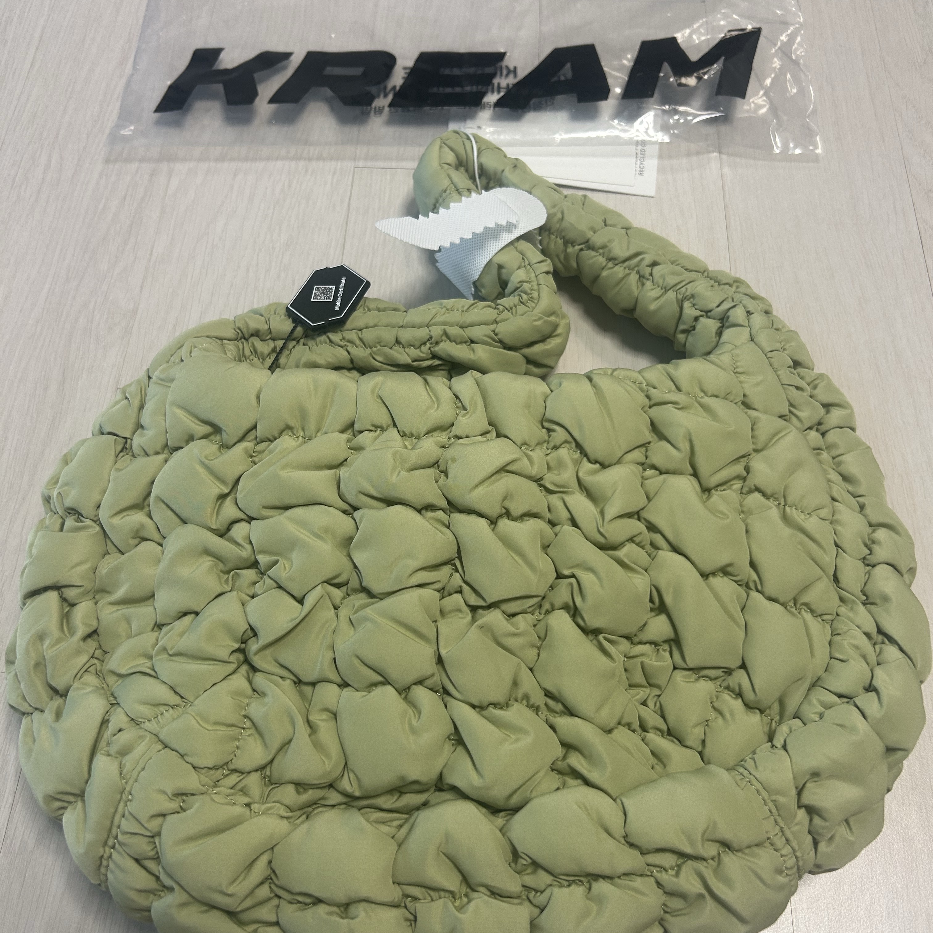 COS Quilted Mini Bag Light Green 착용 스타일 - 2