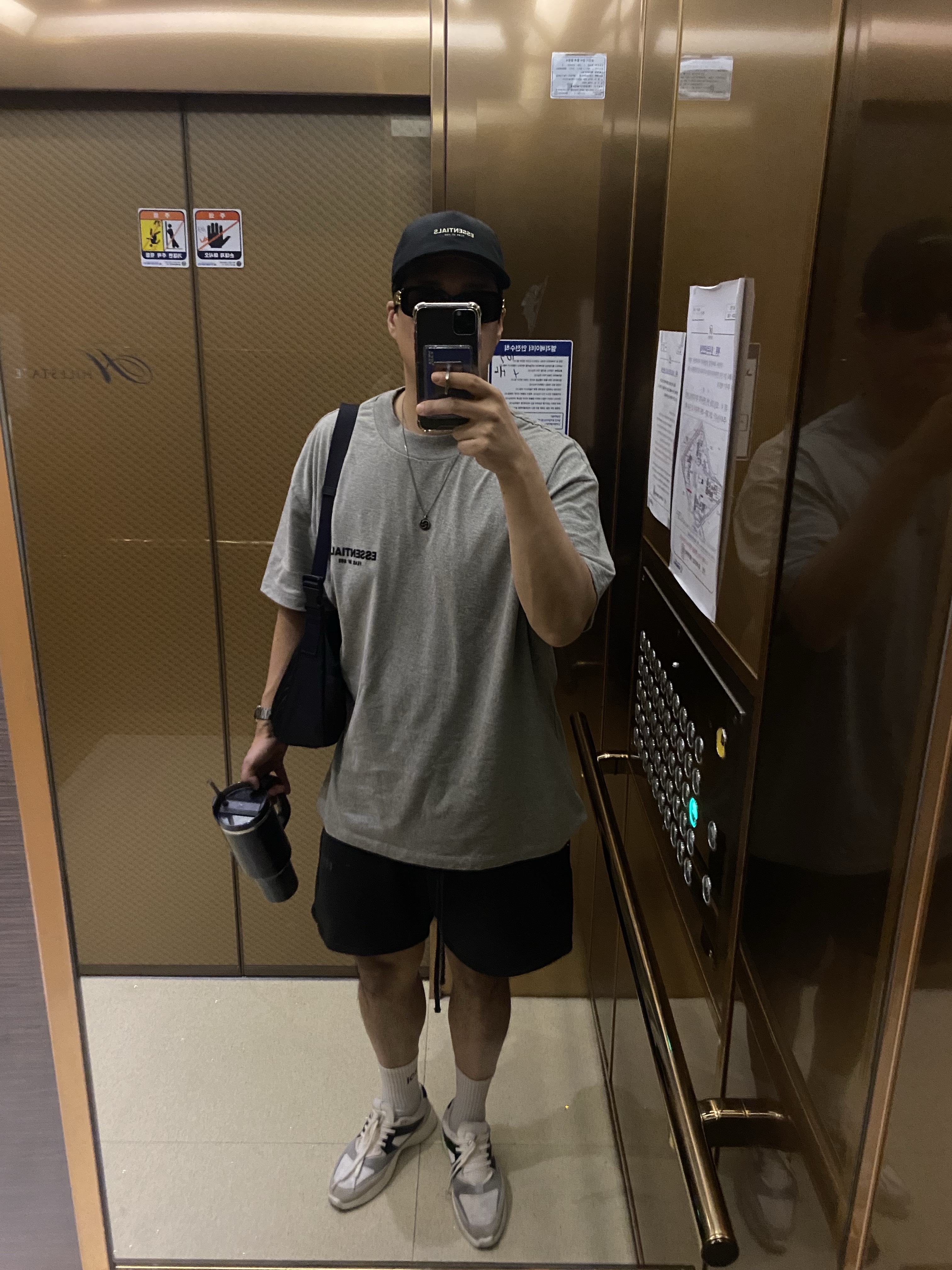 Essentials The Core Collection T-Shirt Dark Oatmeal, Essentials Sweatshorts Black - 21SS 착용 스타일