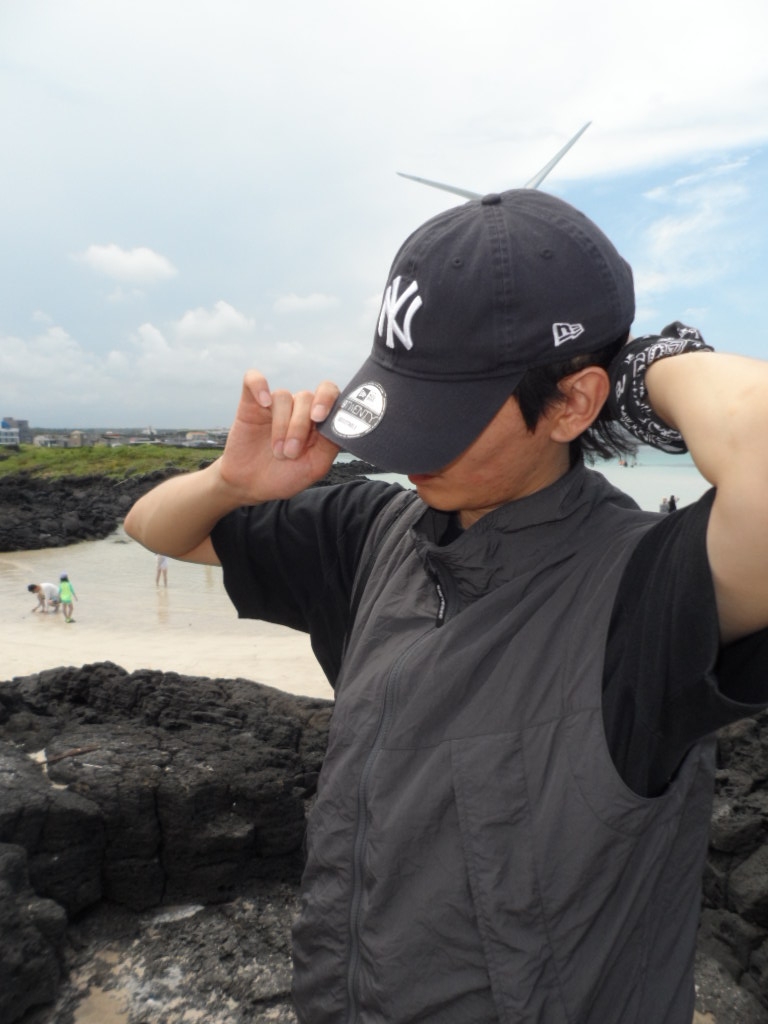 New Era x MoMA New York Yankees Cap Navy, Supreme Hav-A-Hank Bandanas Multicolor (Set of 3) - 24SS 착용 스타일 - 2