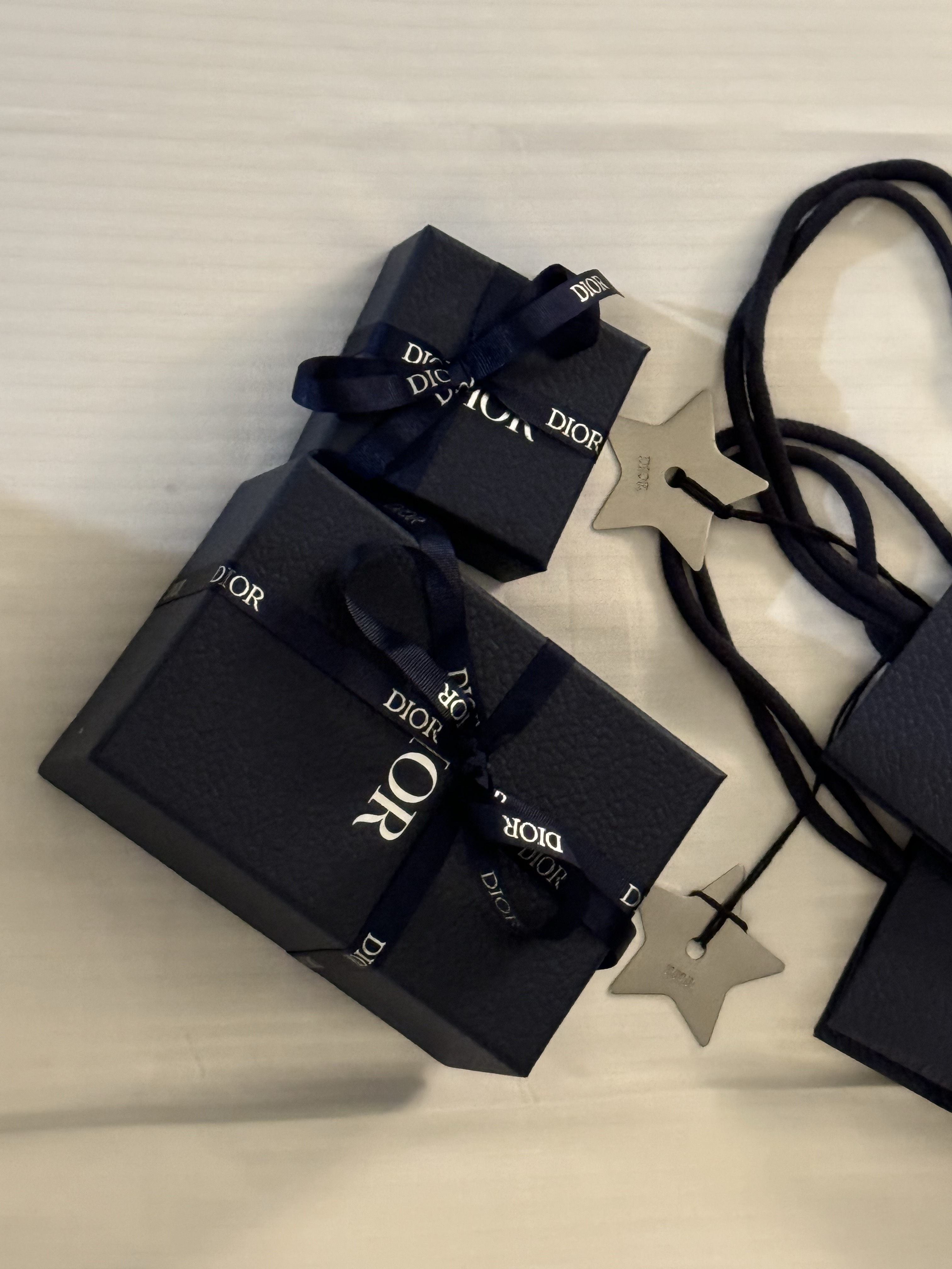 Dior x Stone Island Bracelet Brass and Black Resin Silver-Finish, Dior x Stone Island Brooch Brass and Black Resin Silver-Finish 착용 스타일 - 2